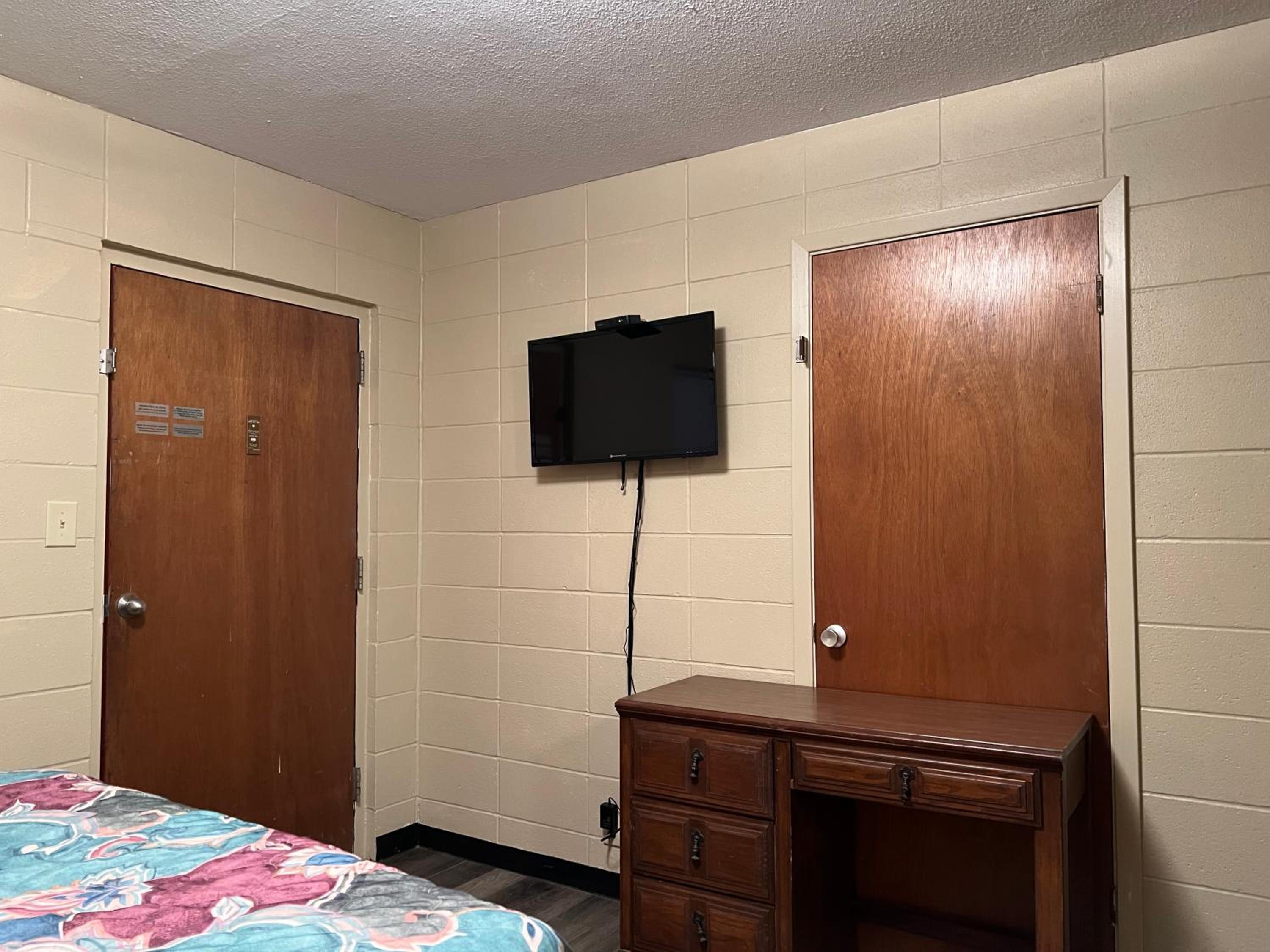 Driftwood Inn and Lodge by the lake - Property Image 69