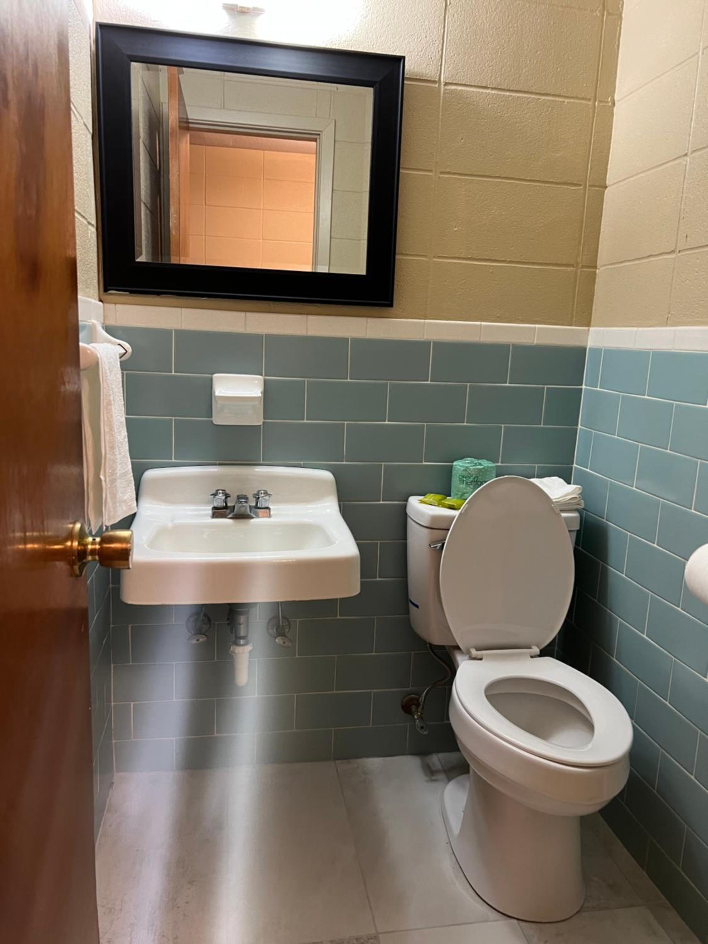 Driftwood Inn and Lodge by the lake - Property Image 18