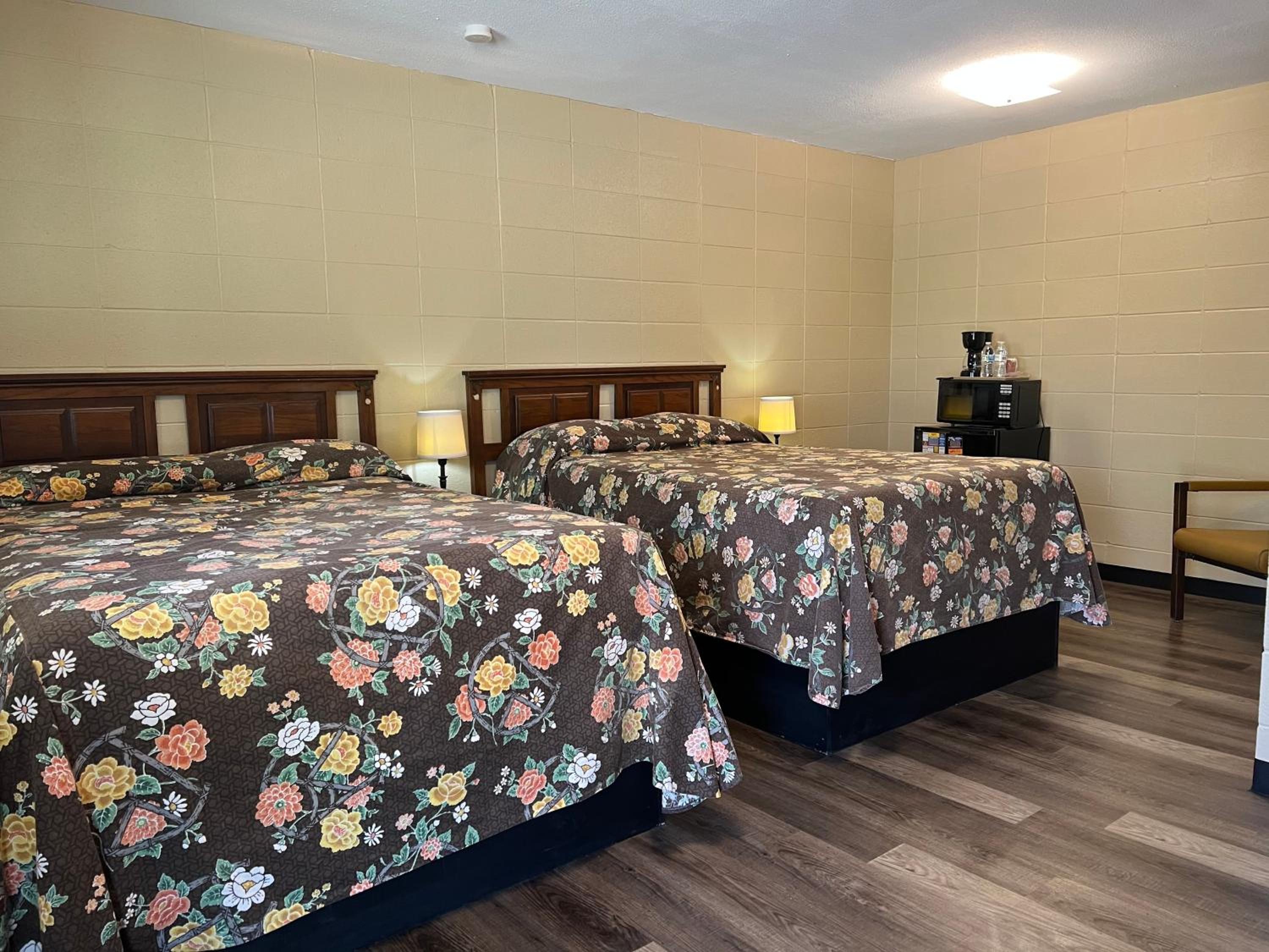 Driftwood Inn and Lodge by the lake - Property Image 1