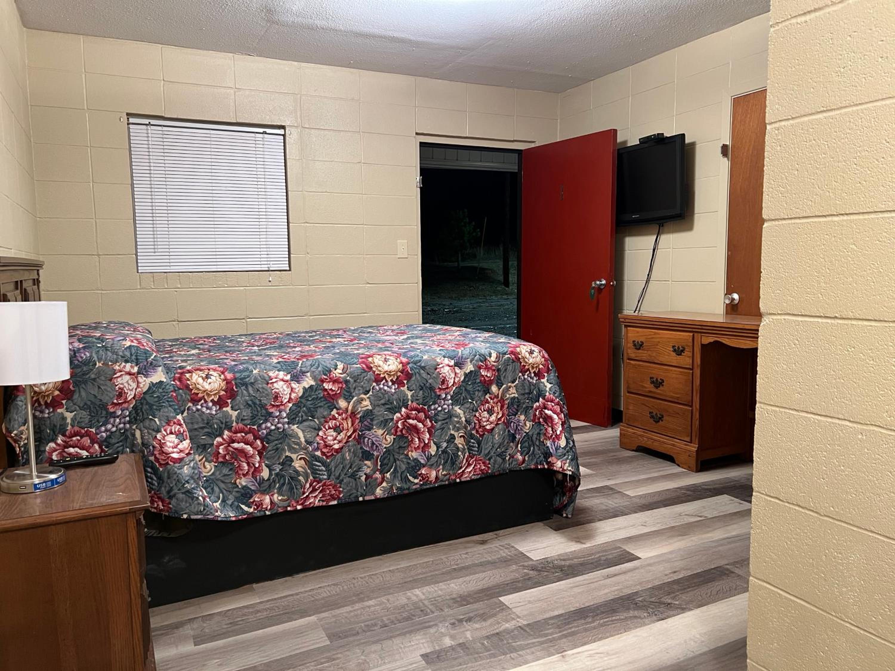 Driftwood Inn and Lodge by the lake - Property Image 61