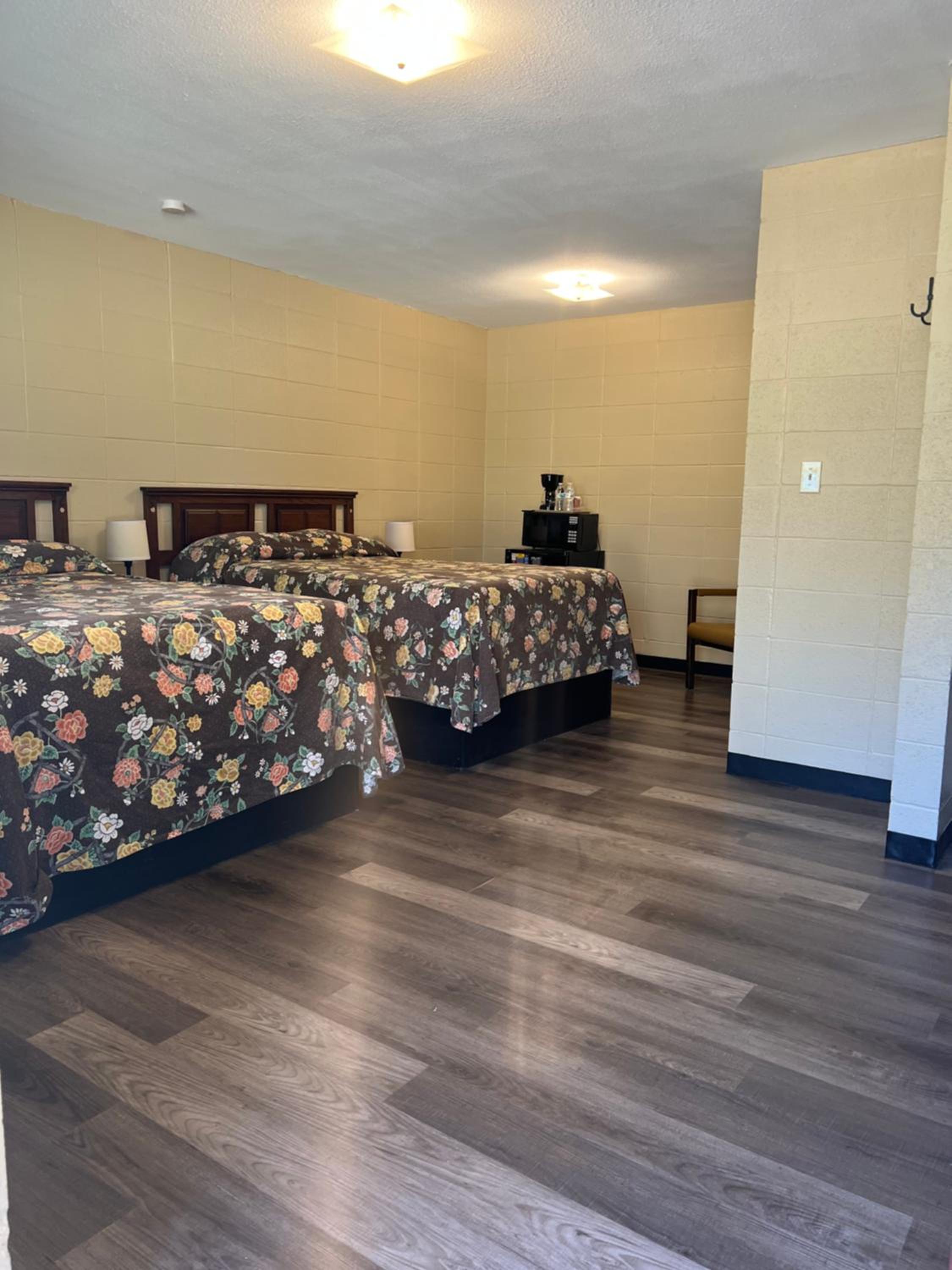 Driftwood Inn and Lodge by the lake - Property Image 60