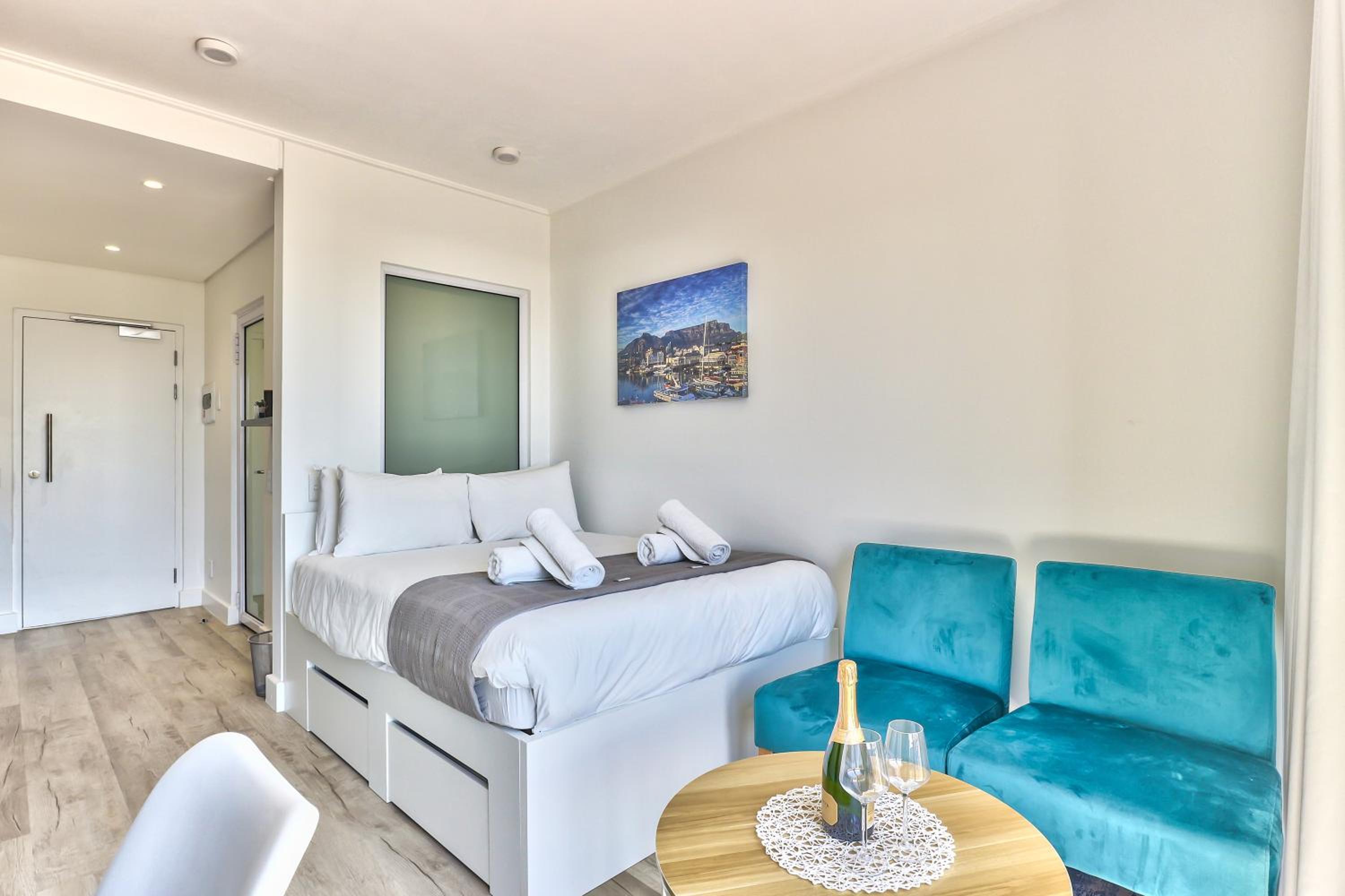 Stunning work pad on 1onAlbert- 601 view 5