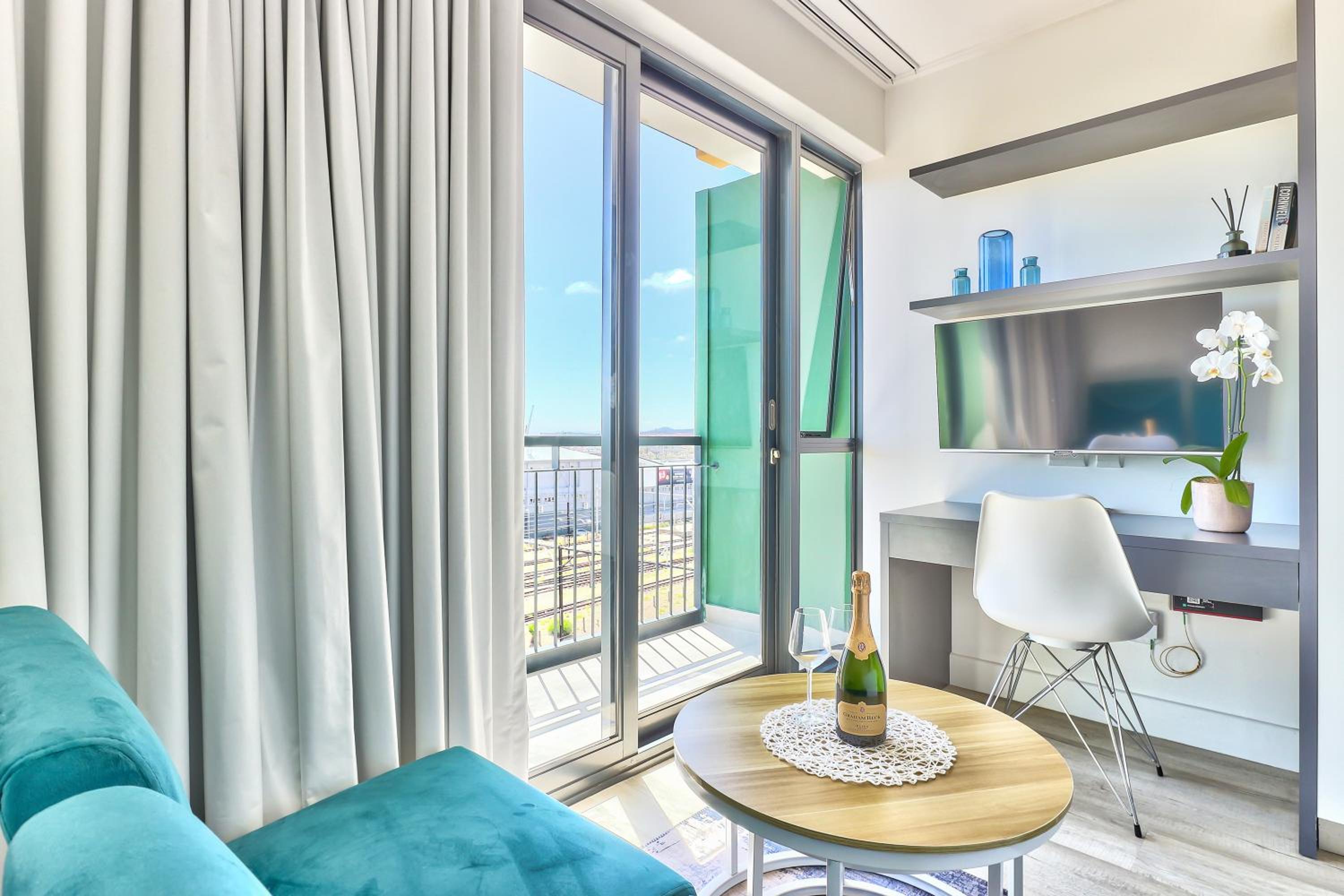 Stunning work pad on 1onAlbert- 601 view 4