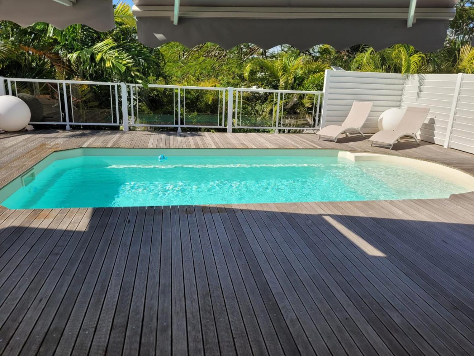 VILLA STE MARTHE avec piscine, grande terrasse, jardin intime et citerne d'eau