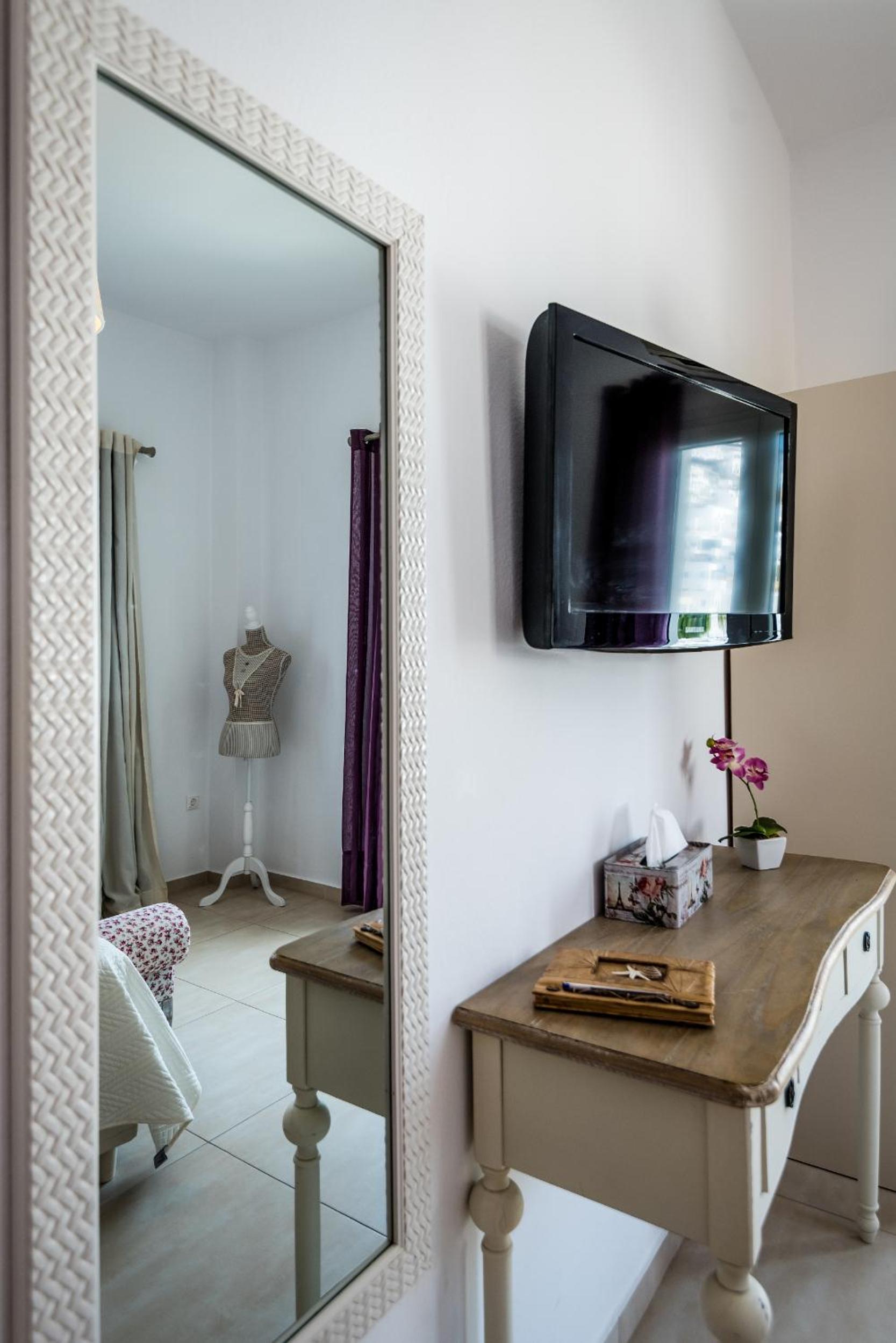 Niriides Luxury Studios
