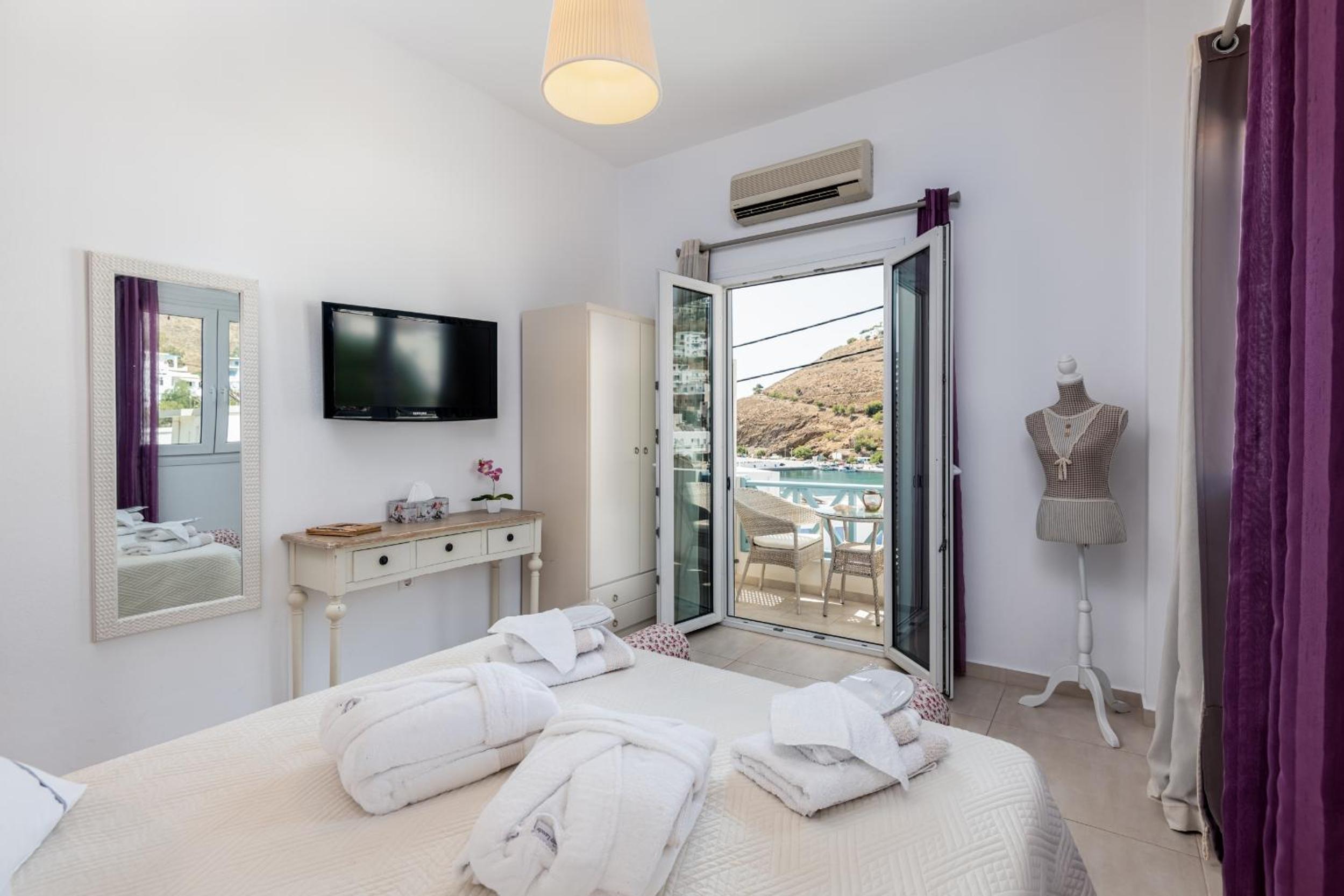 Niriides Luxury Studios