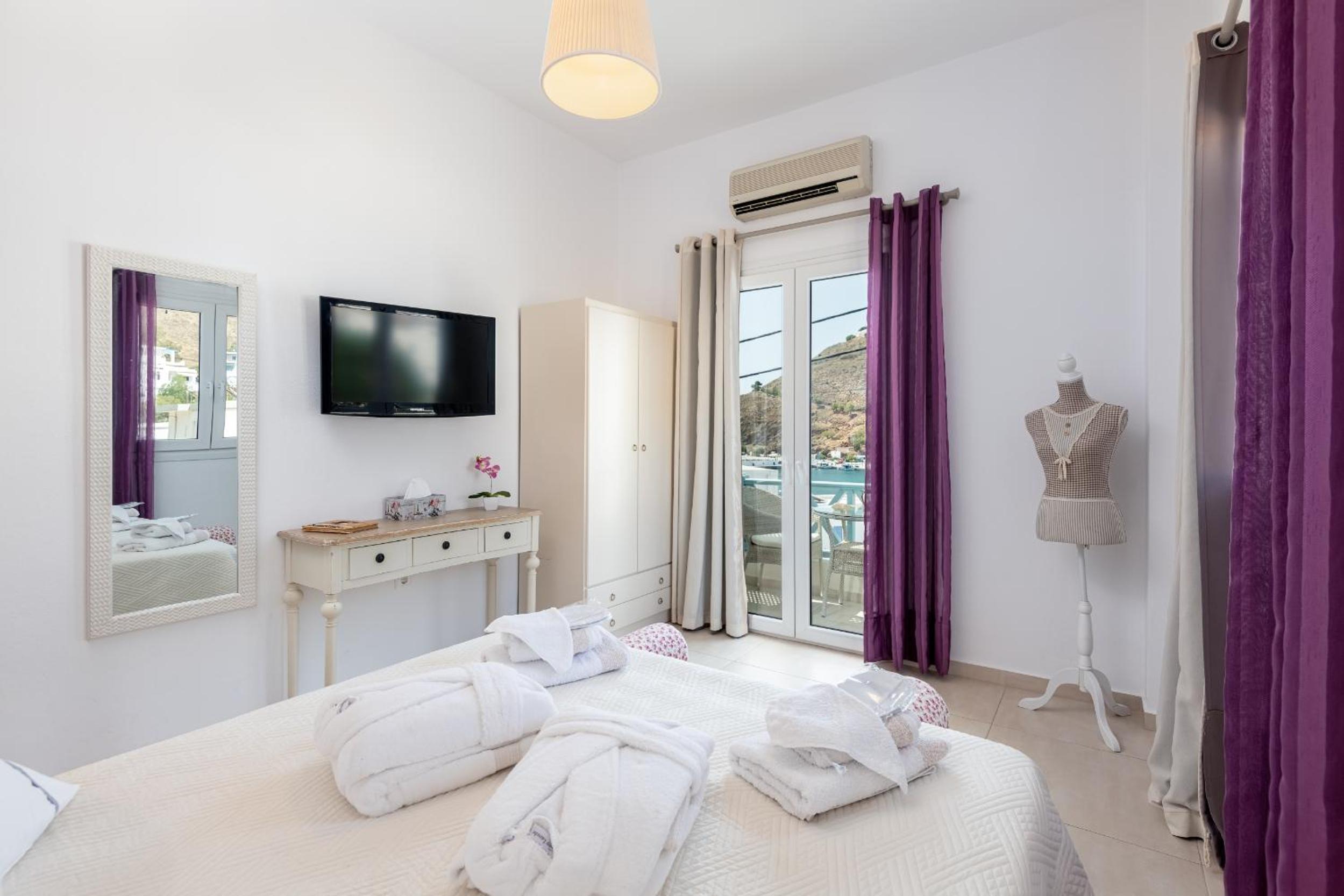 Niriides Luxury Studios