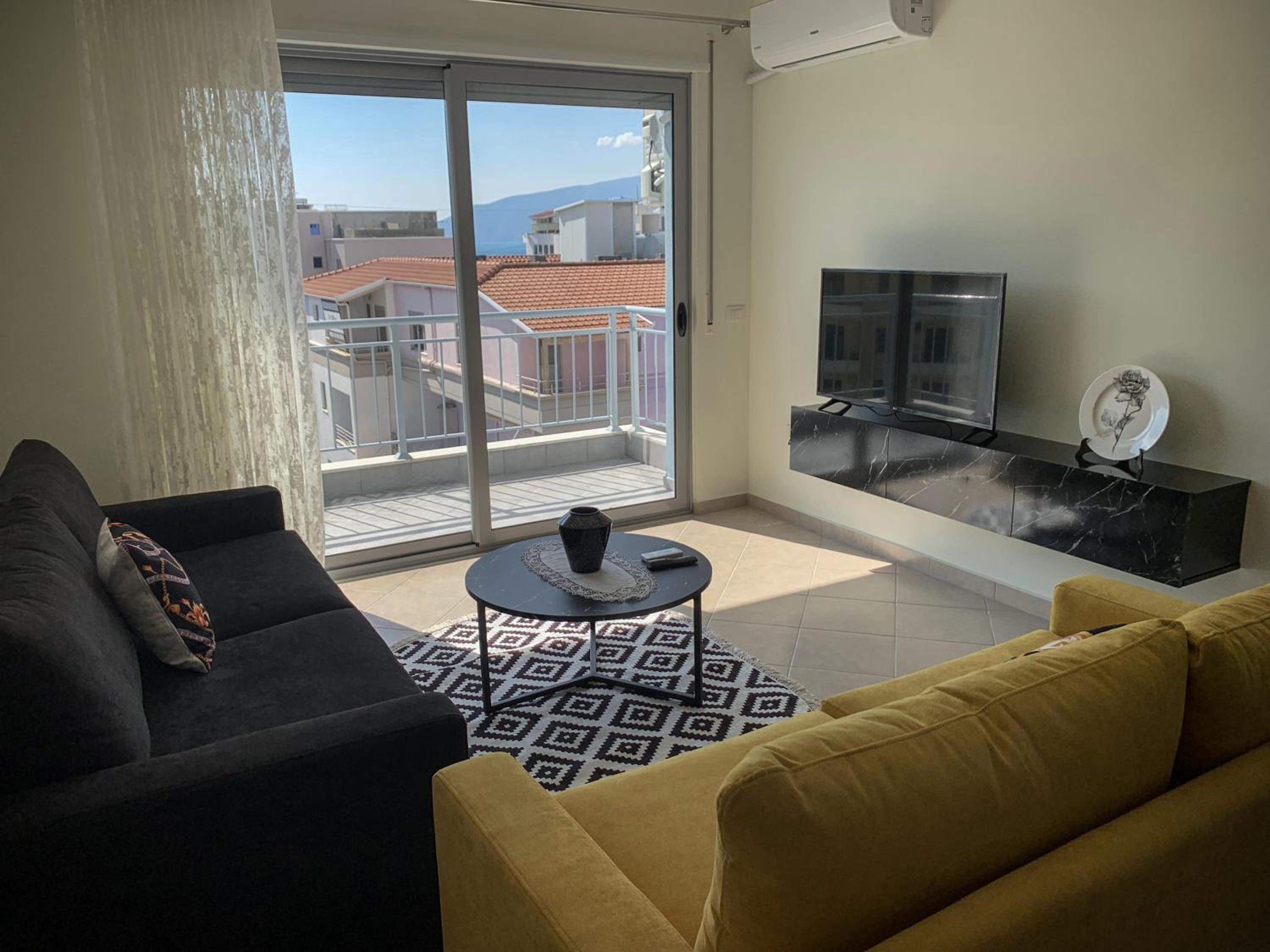 Vlora AR - Spacious modern apartment with a view