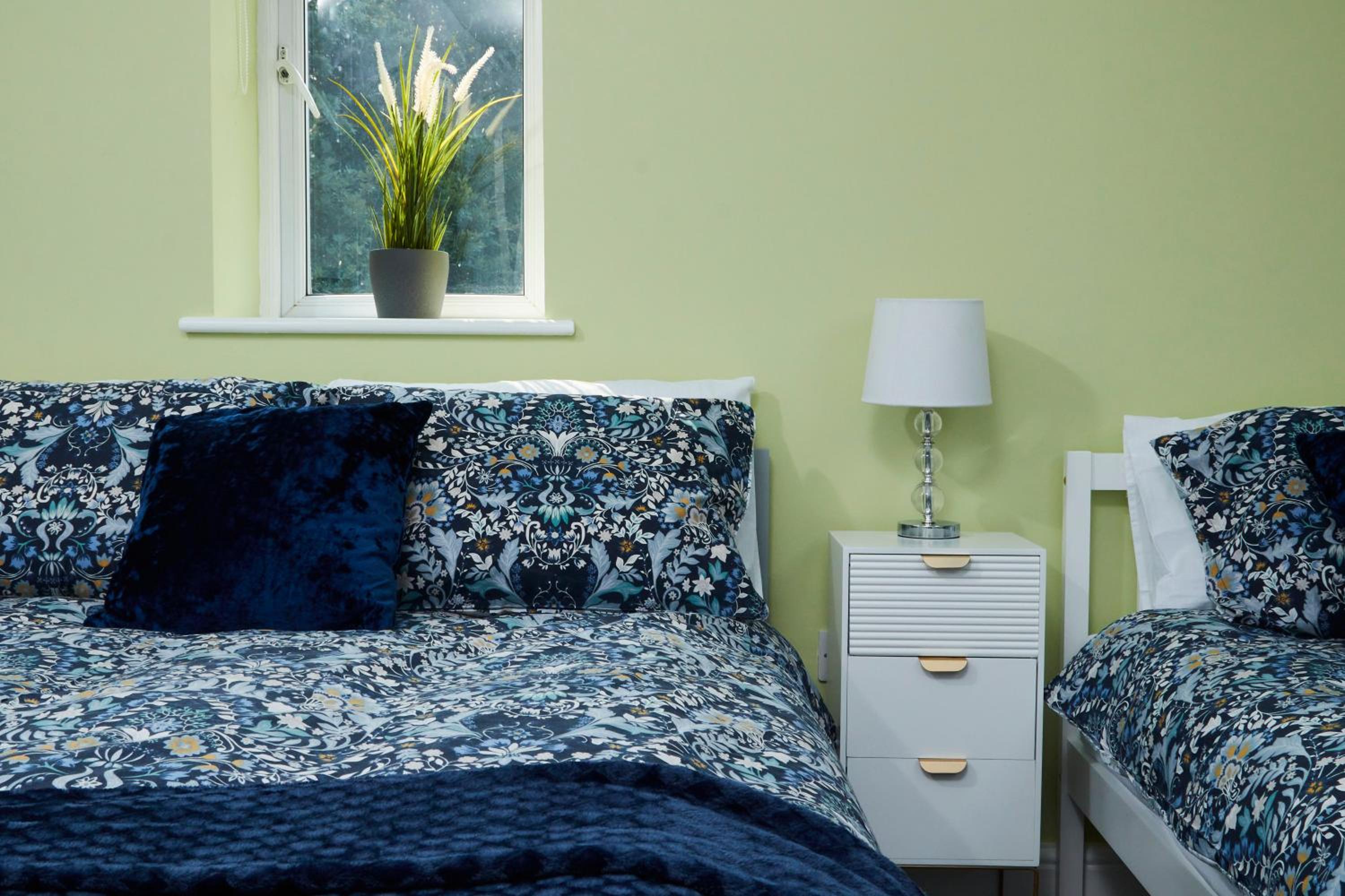Cosy 4Bedroom House Near City Centre By Homebird Property Management Short Lets & Serviced Accommodation Leeds With Private Parking & Garden view 3