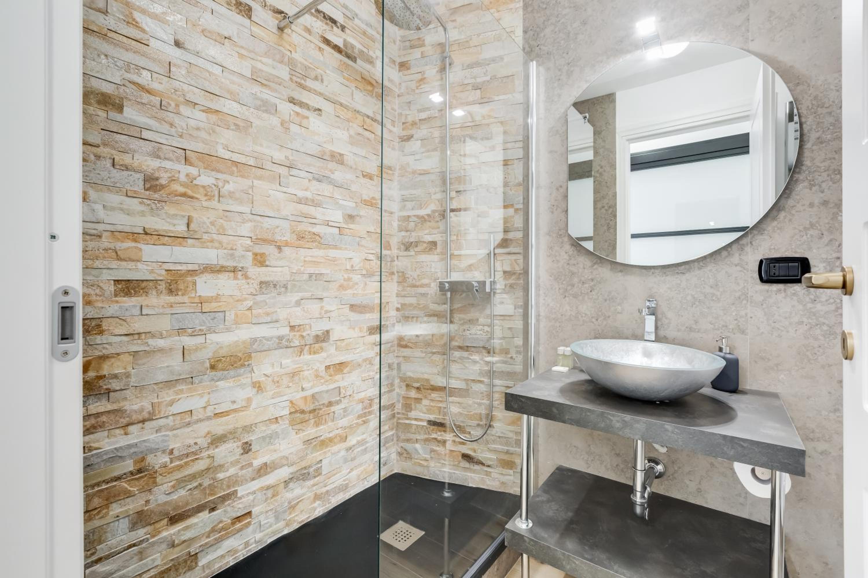 BMGA l Glam Industrial 3-Bed Apartment in Termini