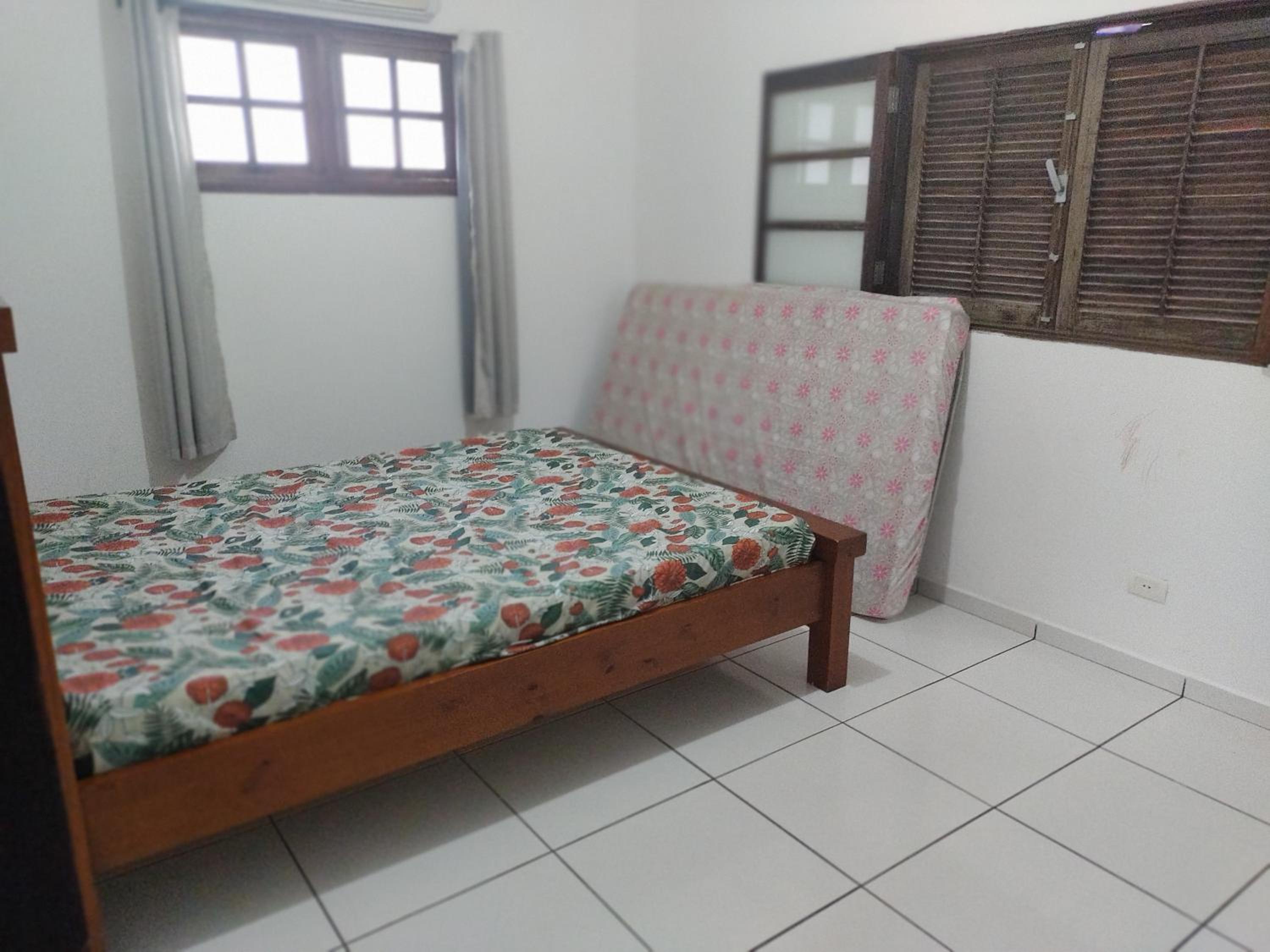 Linda Casa, 3 quartos, acomoda 10 pessoas, há 1,5 km da praia da Enseada