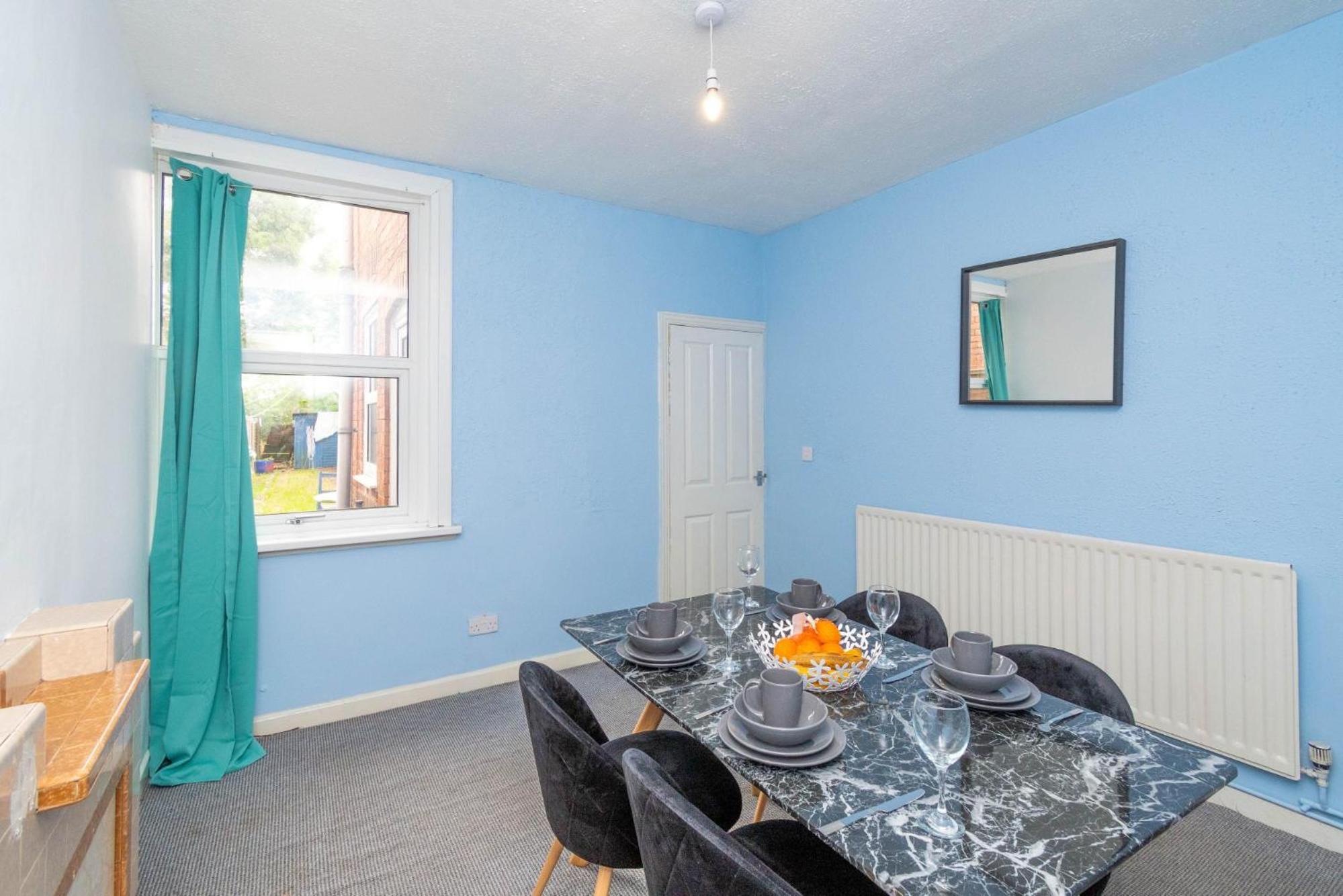Wolverhampton Vacations - Fantastic 3 Bedroom House Free Parking - Property Image 5
