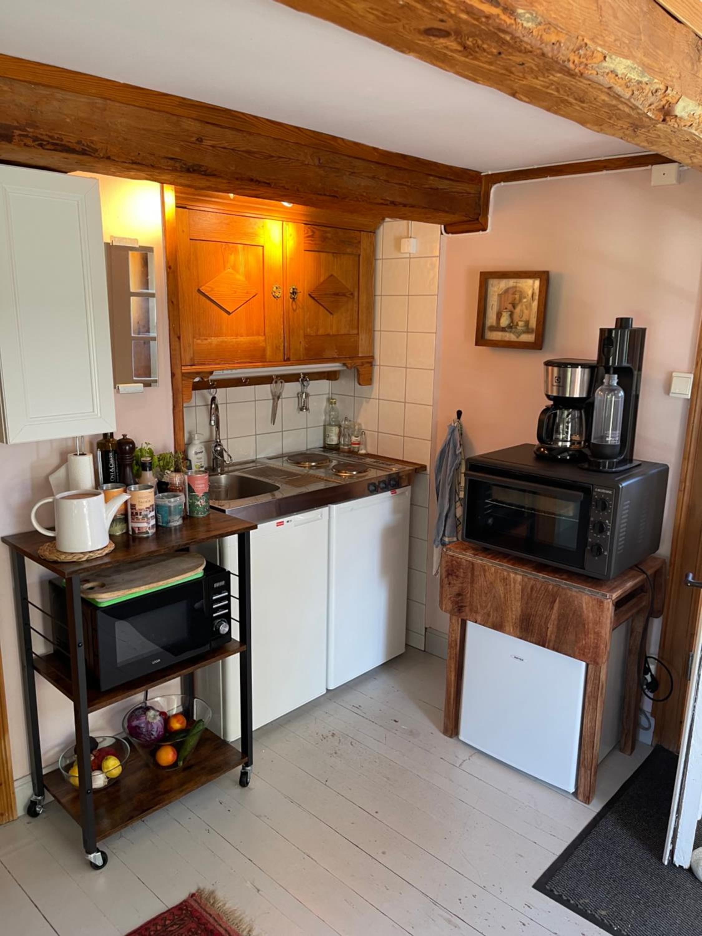 Cozy lodge at horse farm with lake and sauna