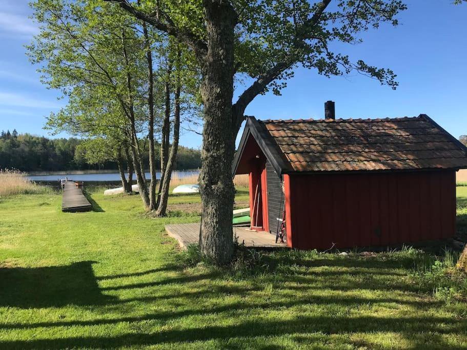Cozy lodge at horse farm with lake and sauna