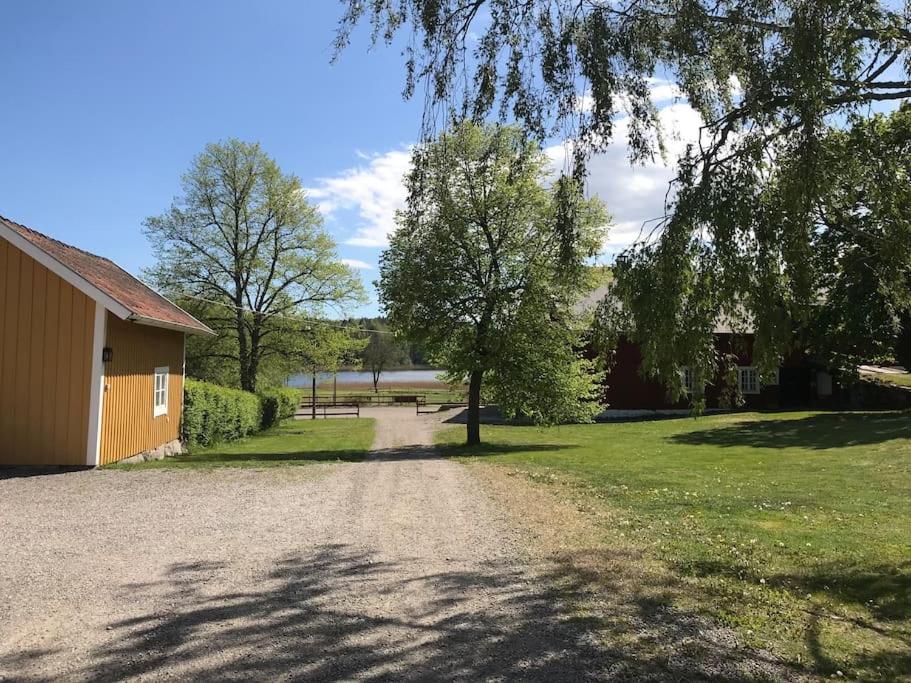 Cozy lodge at horse farm with lake and sauna