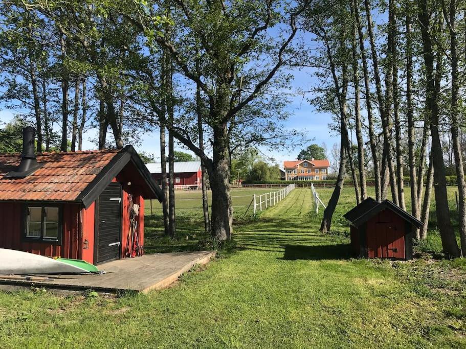 Cozy lodge at horse farm with lake and sauna