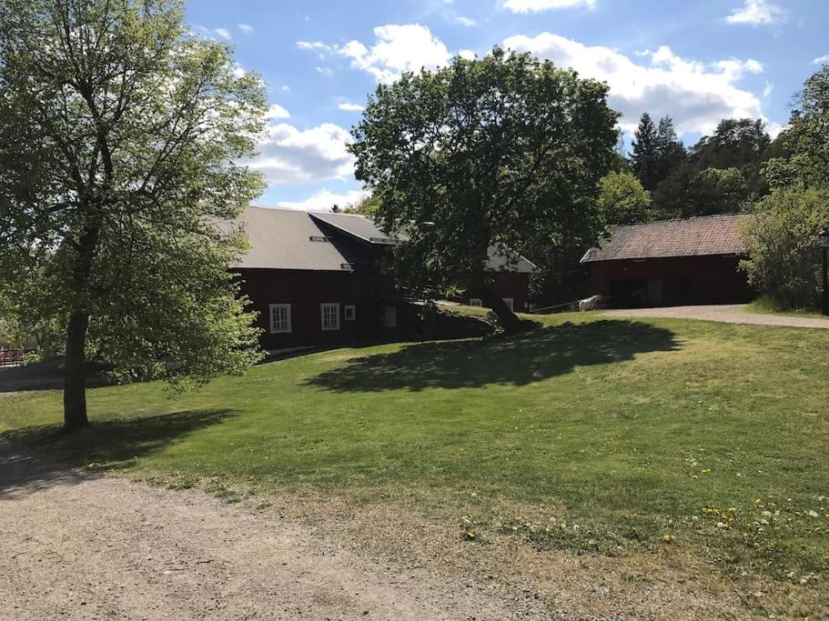 Cozy lodge at horse farm with lake and sauna