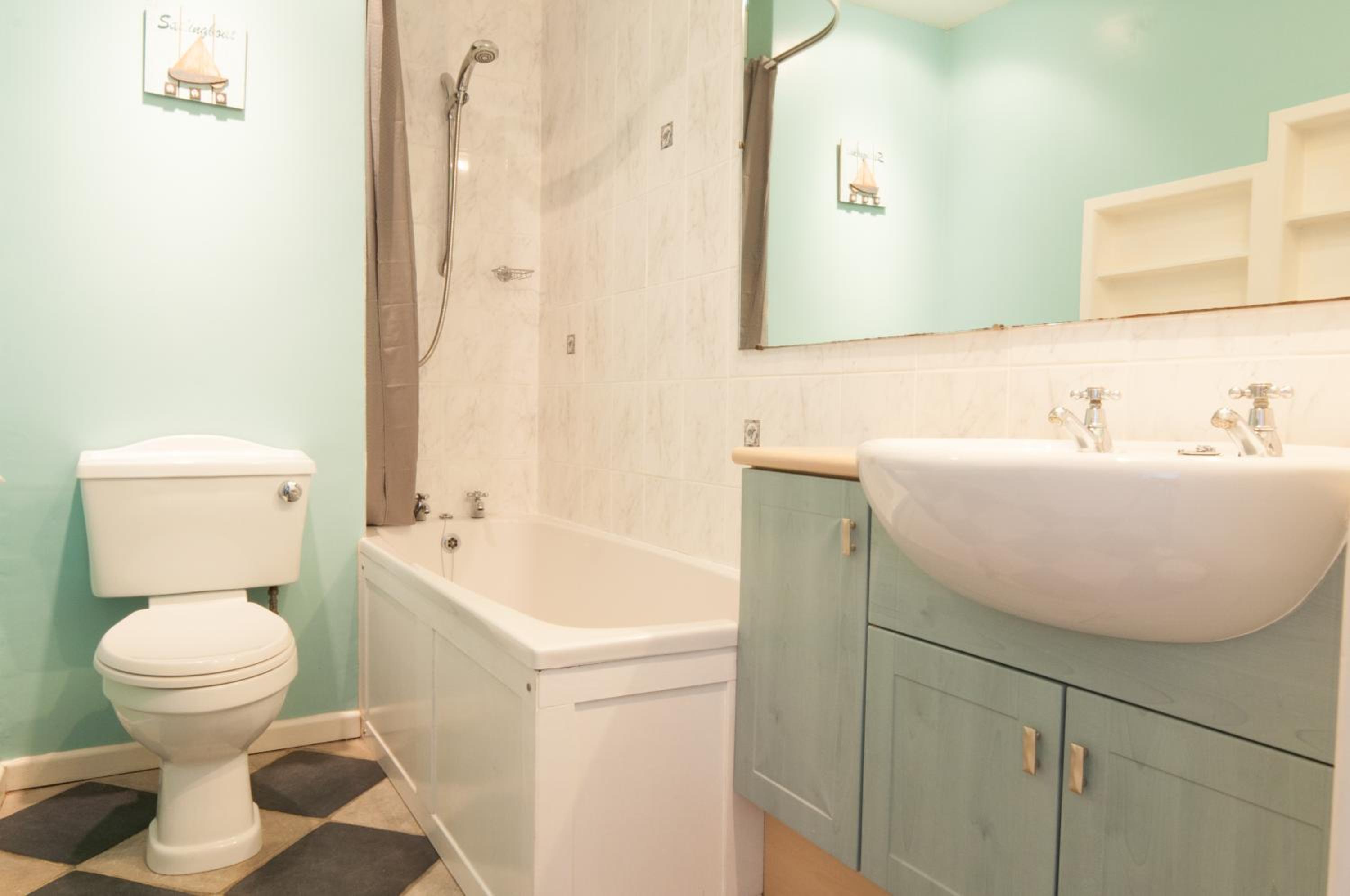 Central Cheltenham, Regency 1st Floor Apartment with PARKING, Cavalier Suite - Sleeps 6 view 5