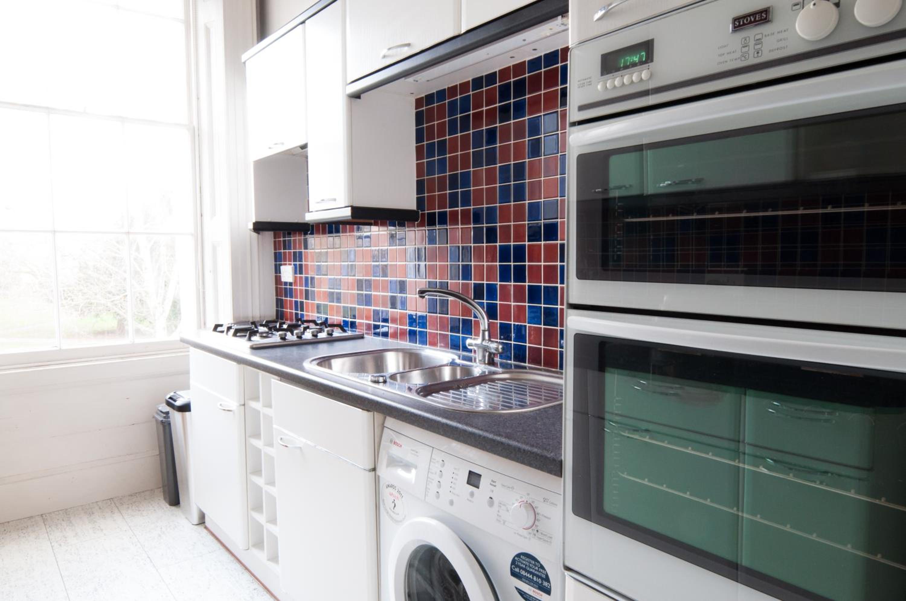 Central Cheltenham, Regency 1st Floor Apartment with PARKING, Cavalier Suite - Sleeps 6 view 4