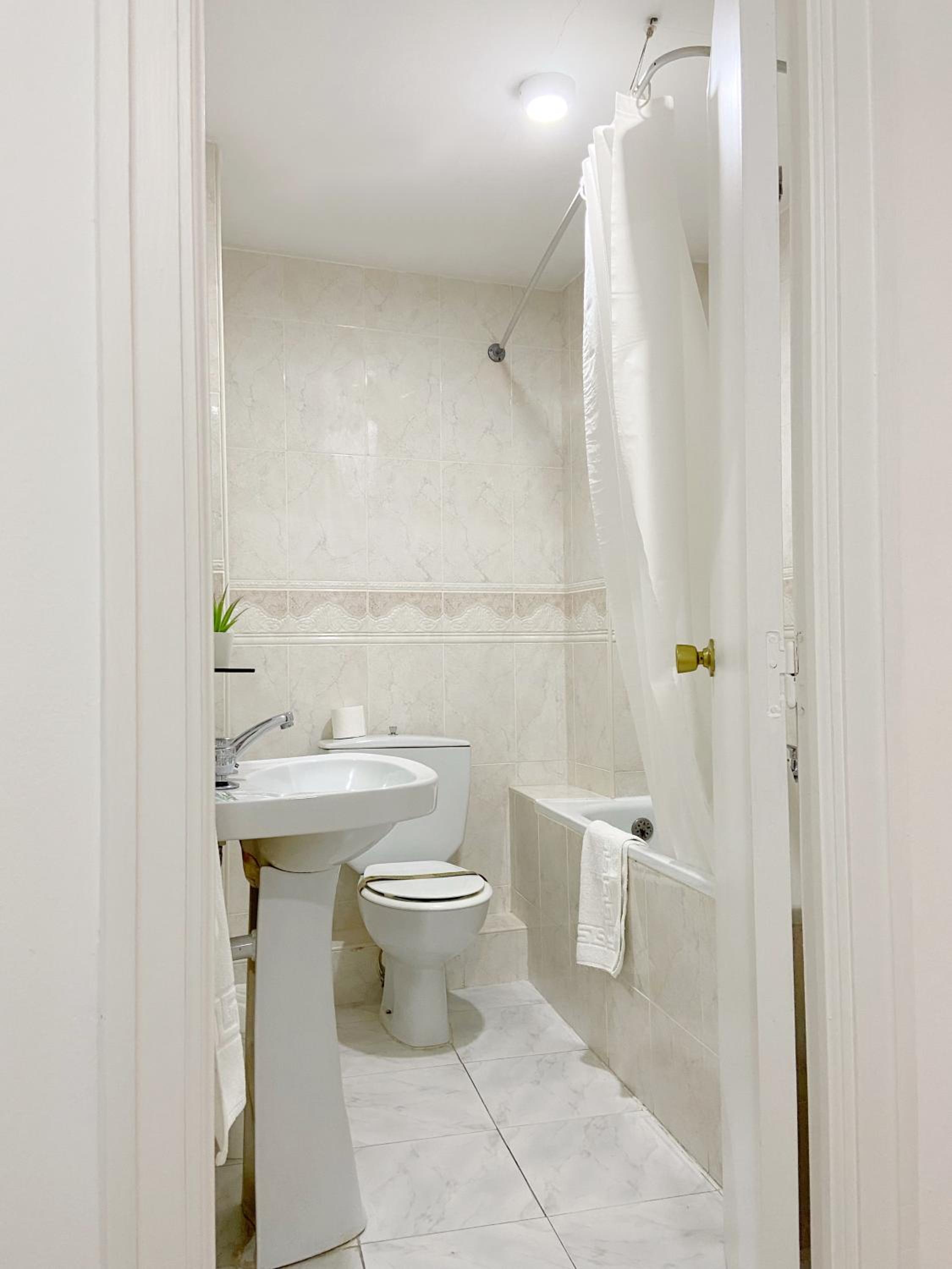 Hostal Sol en Zamora — bathroom