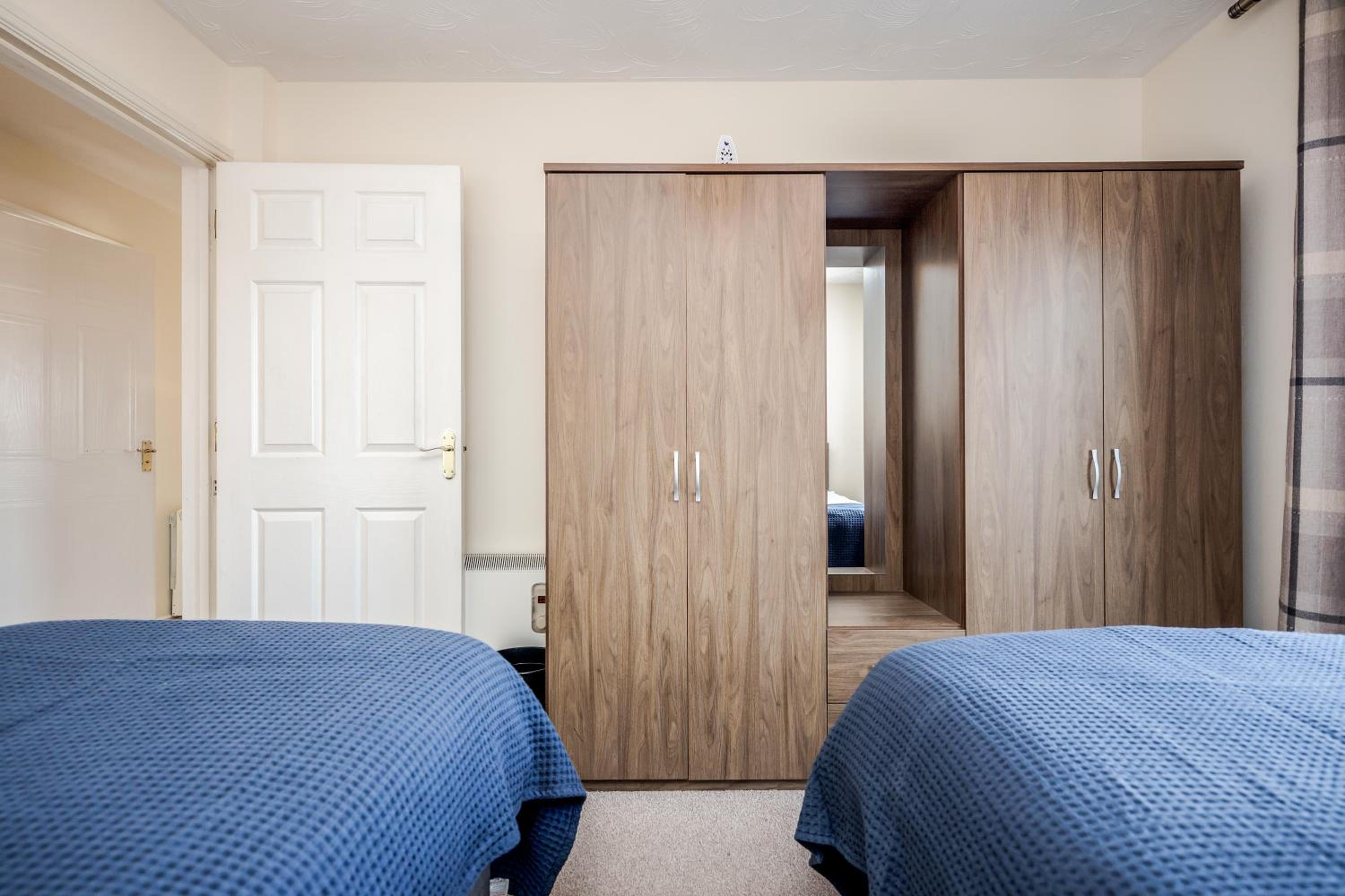 Captivating 3-Bed Apartment in Grays view 3