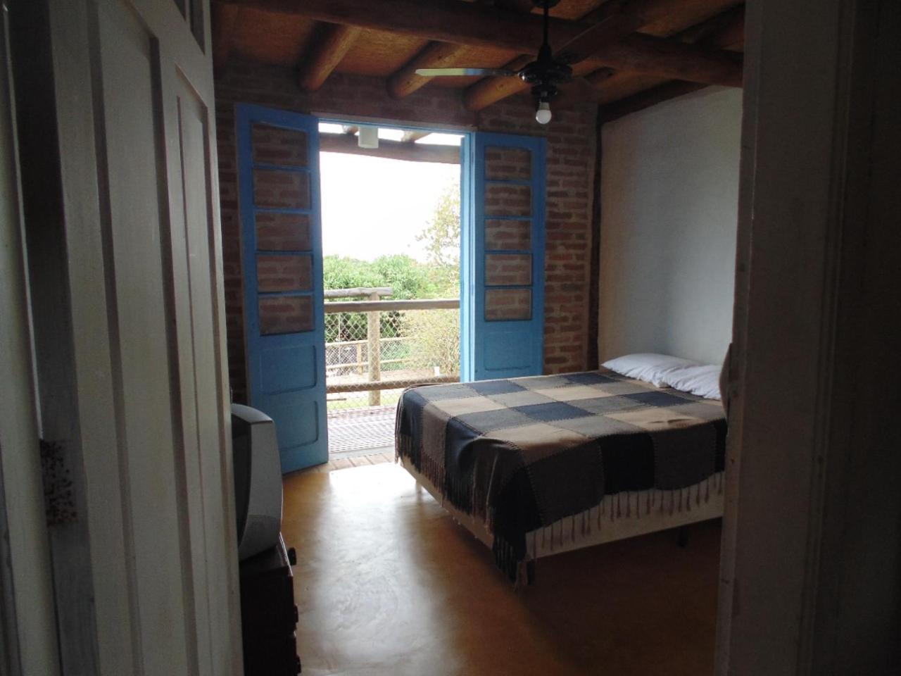 Casa rústica e charmosa em condomínio - Lagoinha
