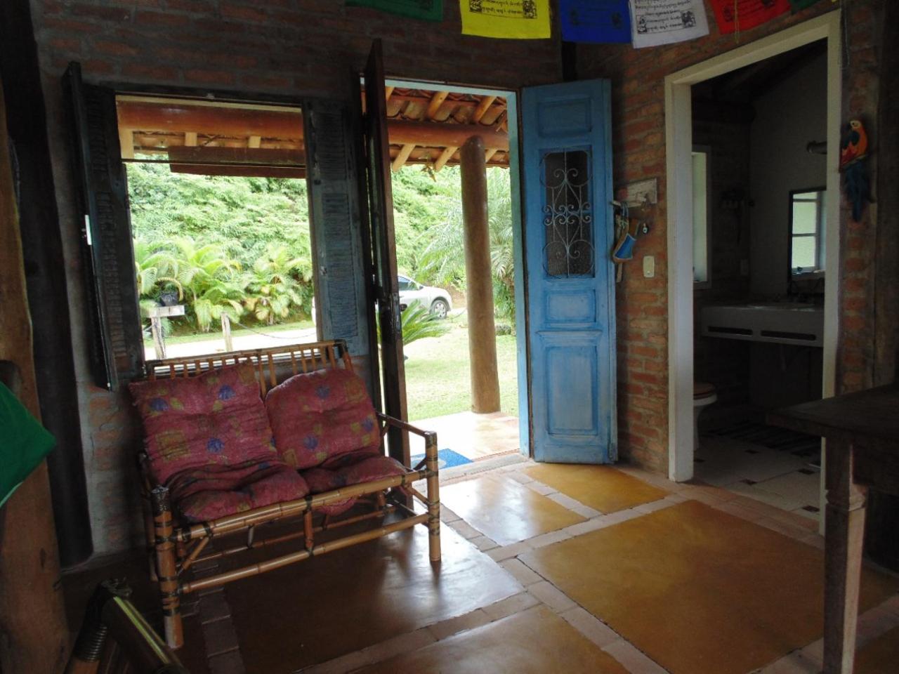 Casa rústica e charmosa em condomínio - Lagoinha
