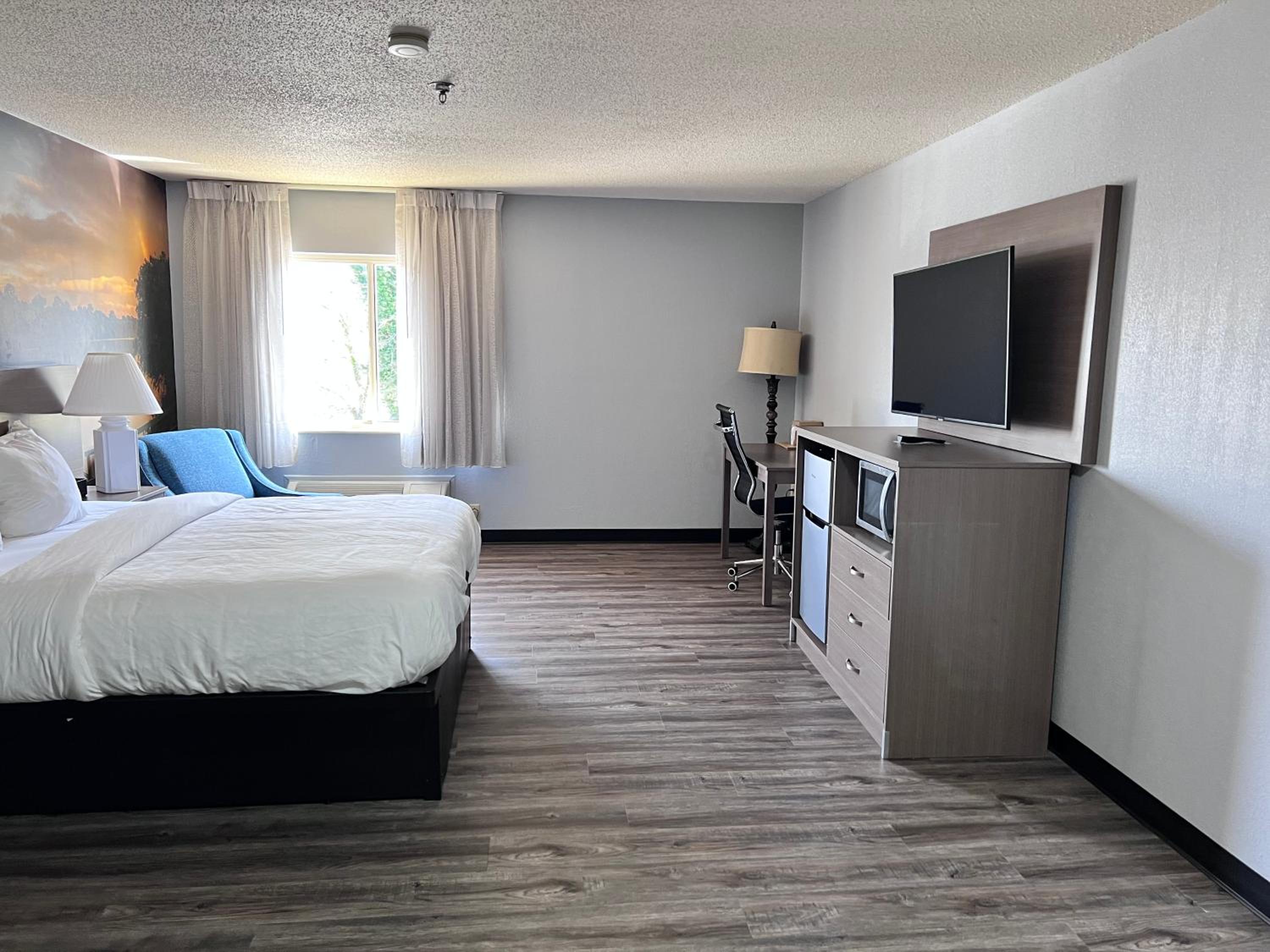 Clarion Pointe on the lake Clarksville-South Hill West