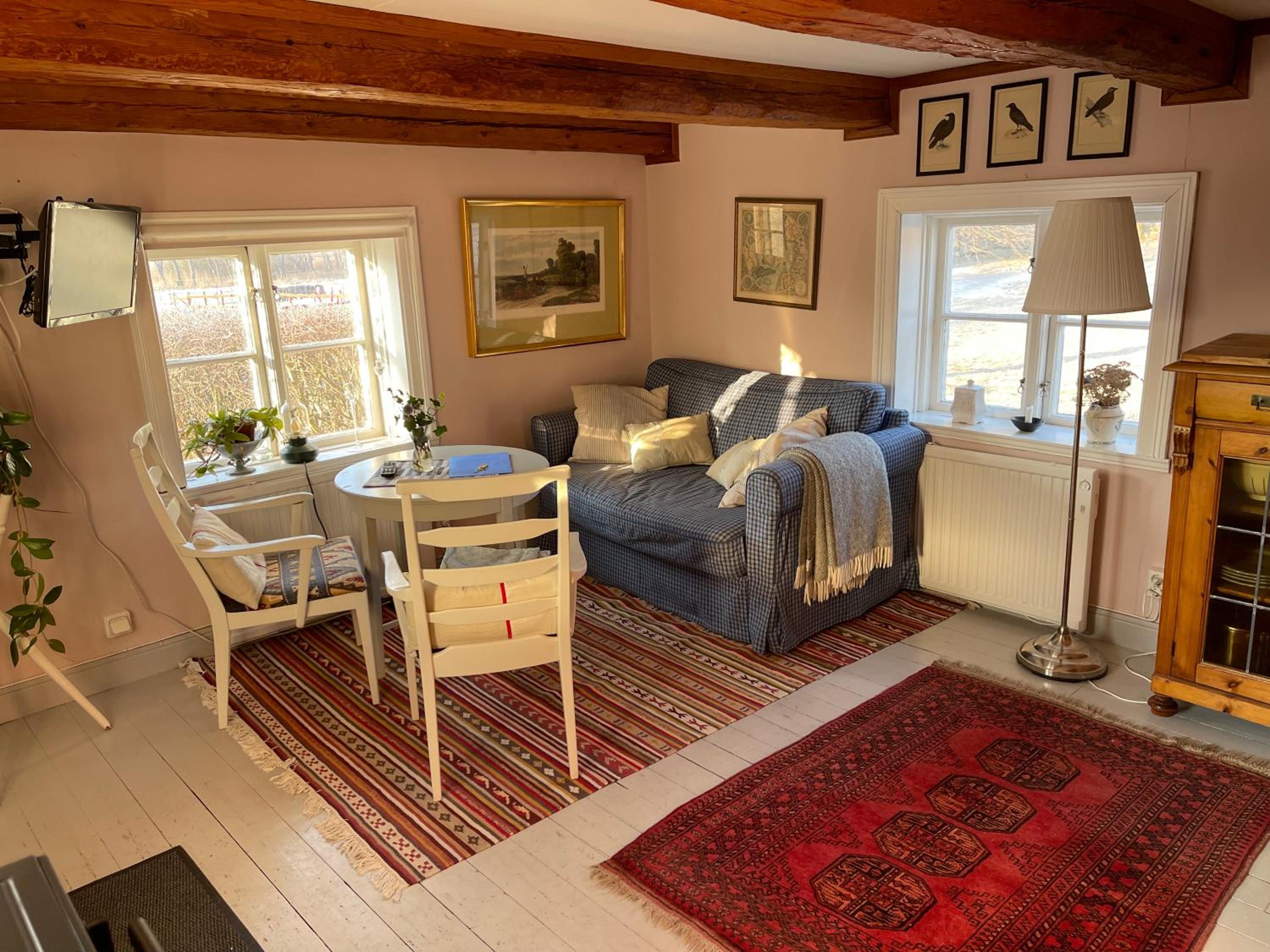 Cozy lodge at horse farm with lake and sauna