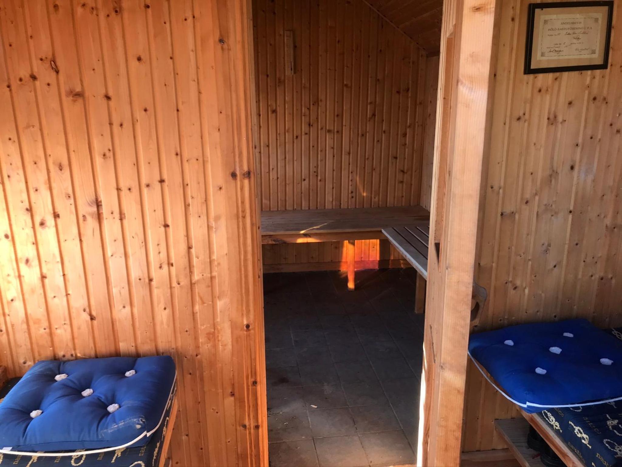 Cozy lodge at horse farm with lake and sauna
