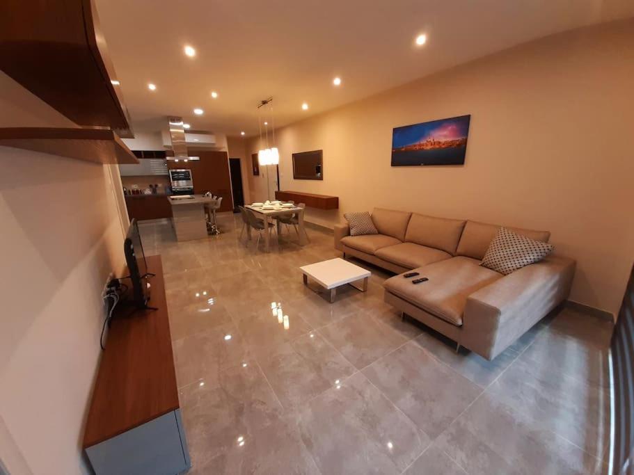Ocean Blue Apt4 luxurious, modern Apt at Zonqor Pt view 5