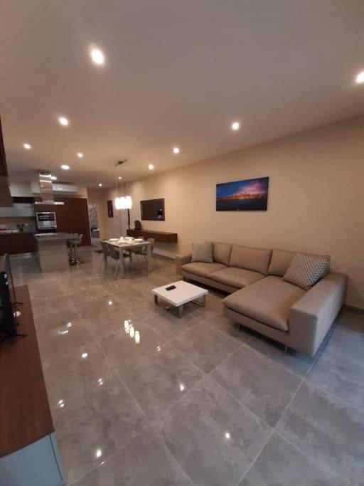Ocean Blue Apt4 luxurious, modern Apt at Zonqor Pt photo 2