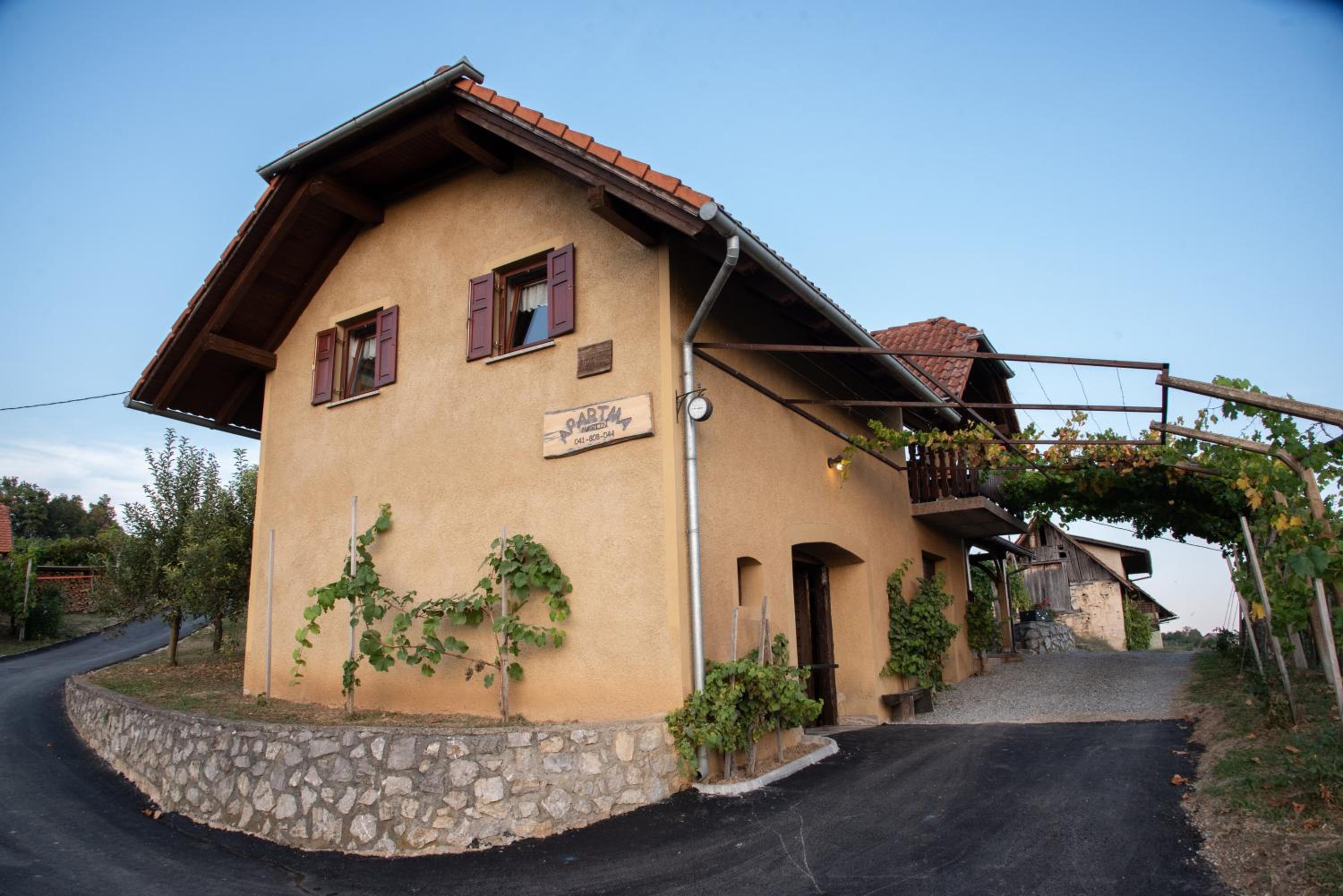 Vineyard Cottage Brodaric view 3