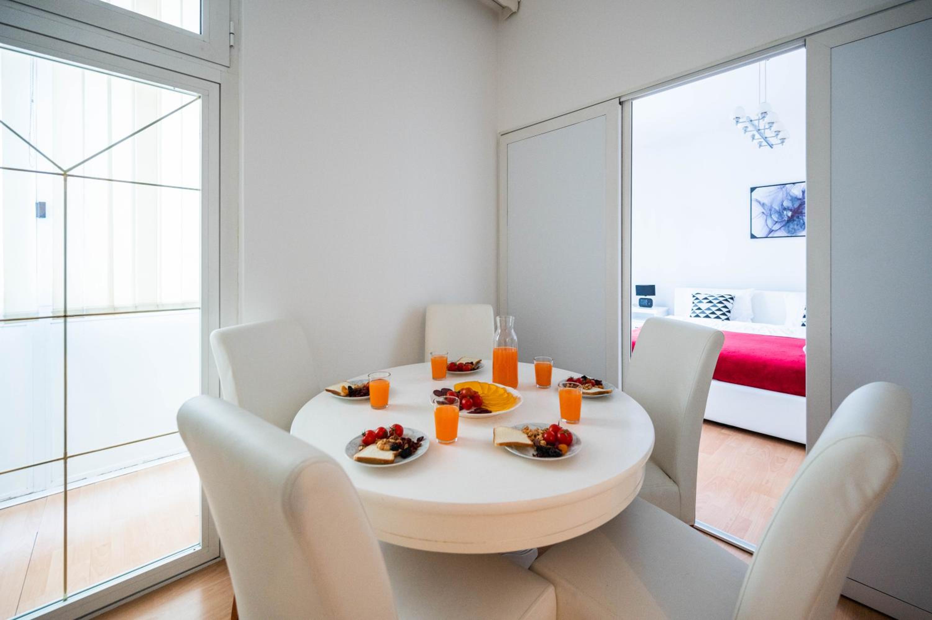 Bright and Modern 1BDR Apartment in the Center view 2