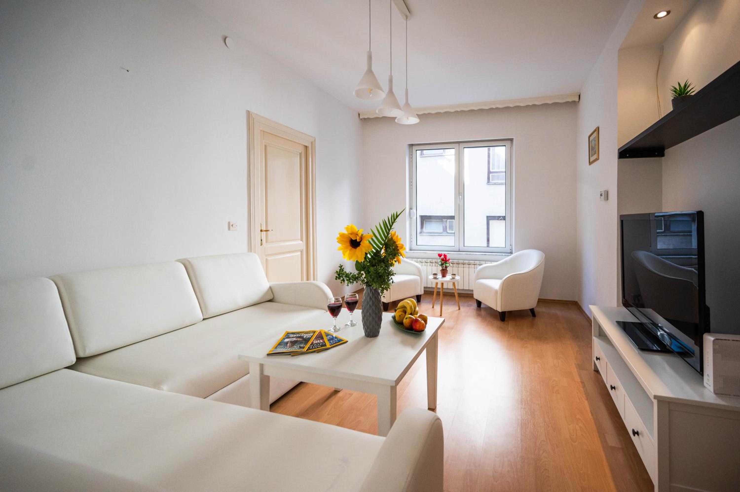 Bright and Modern 1BDR Apartment in the Center view 4