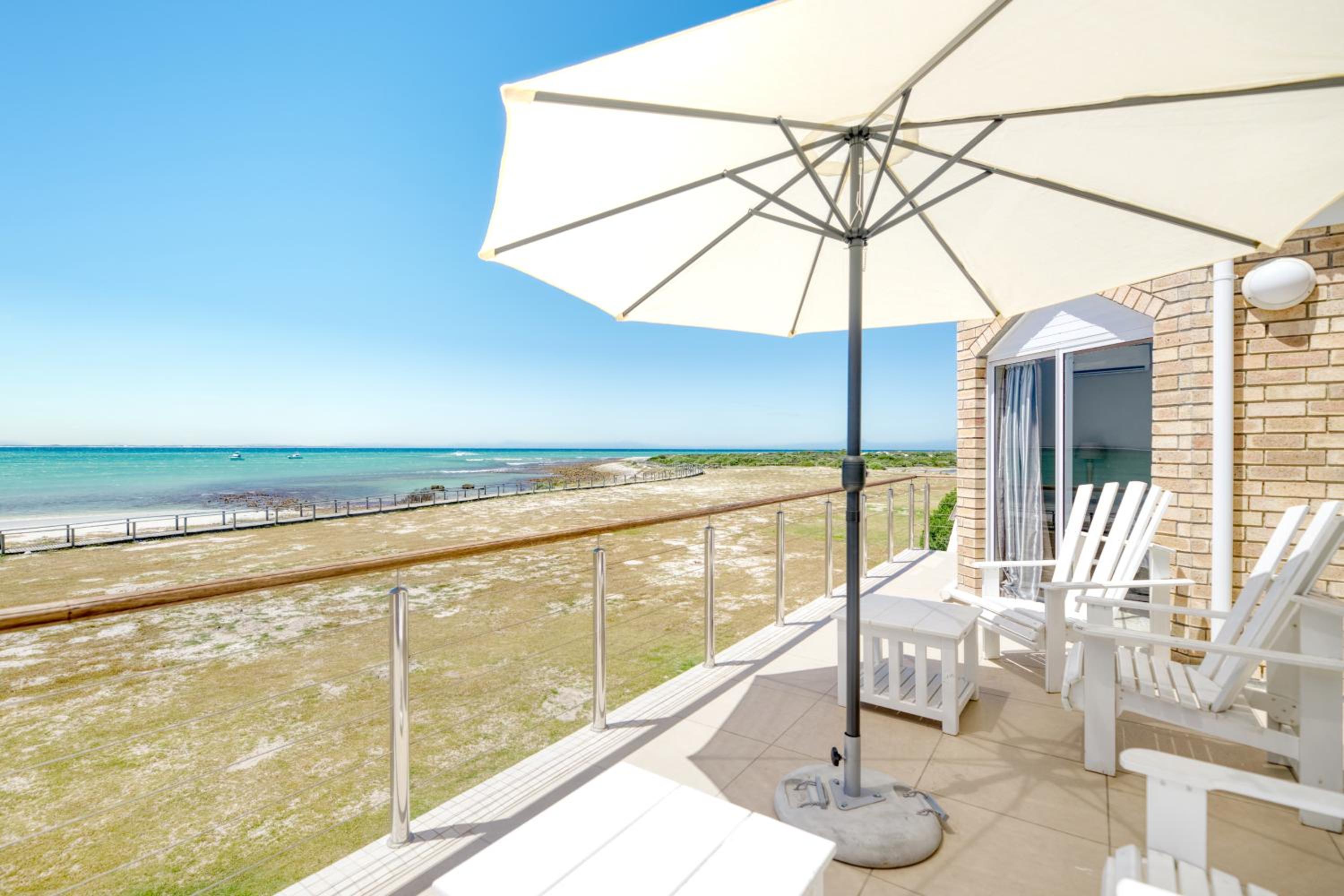 Colours of the Sea - Main house view 4