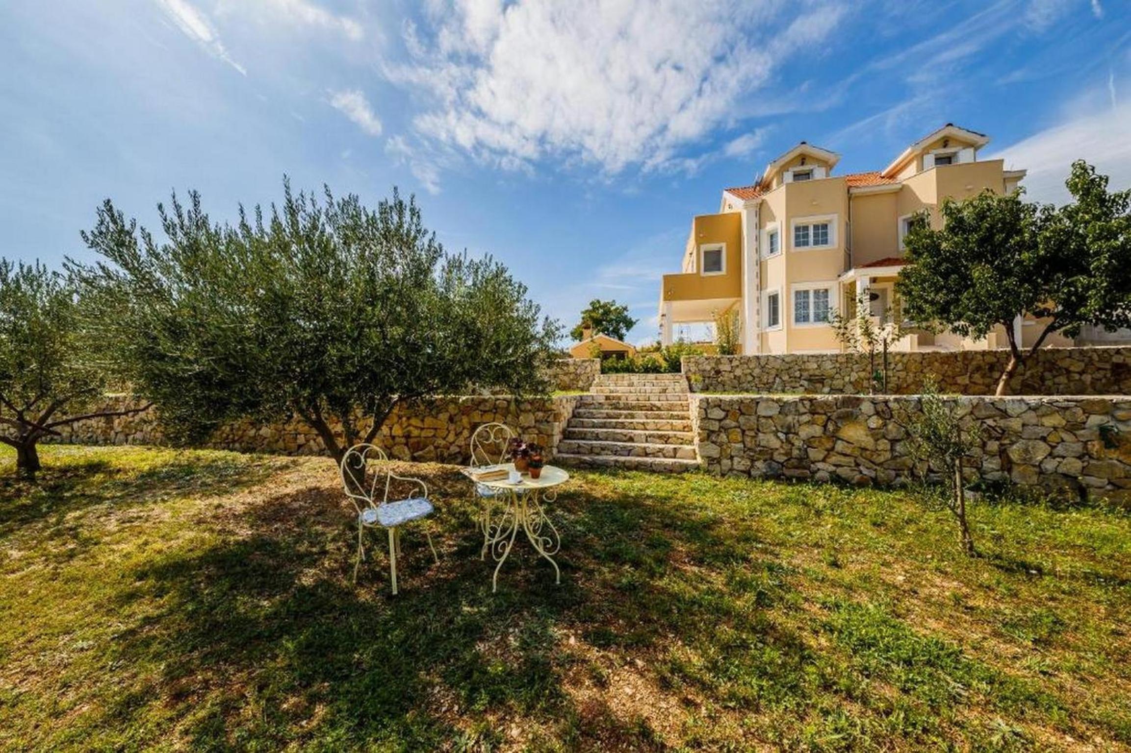 Villa Stone Queen view 4