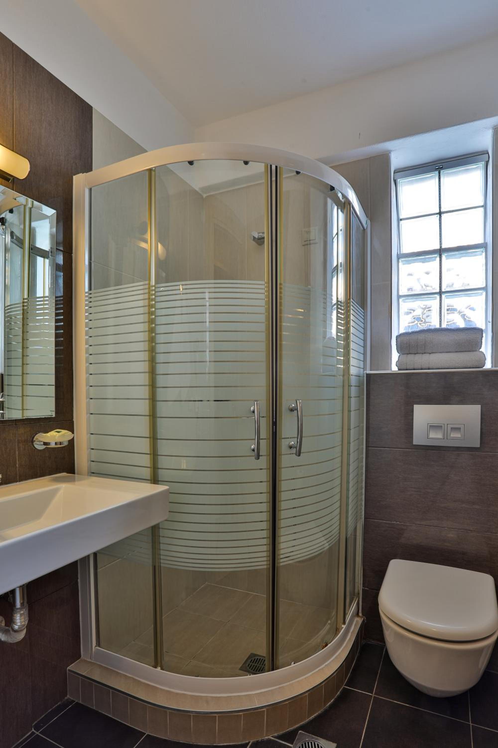 Alarzo Rooms