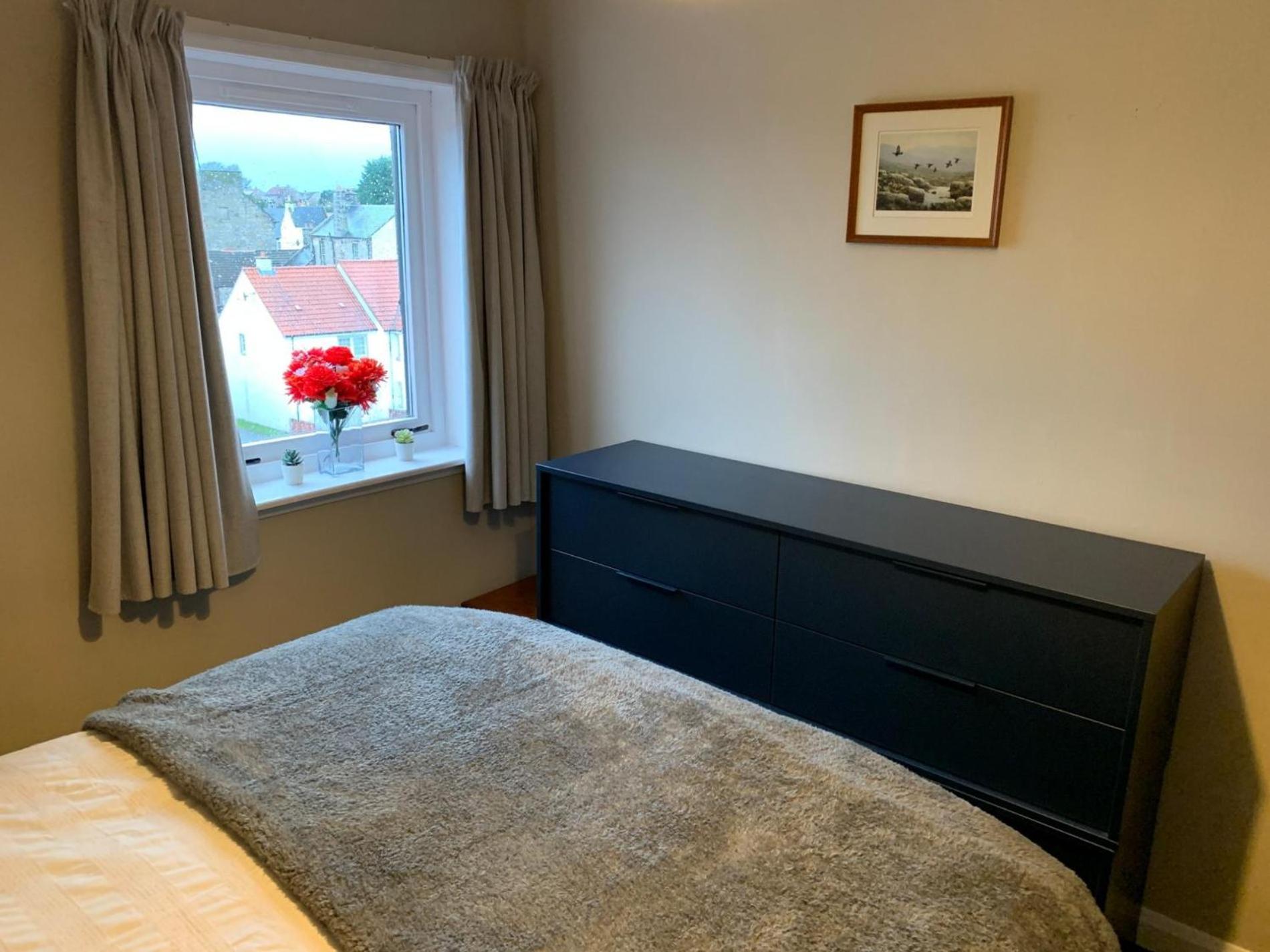 Superb One Bedroom Getaway in Dysart Kirkcaldy view 3