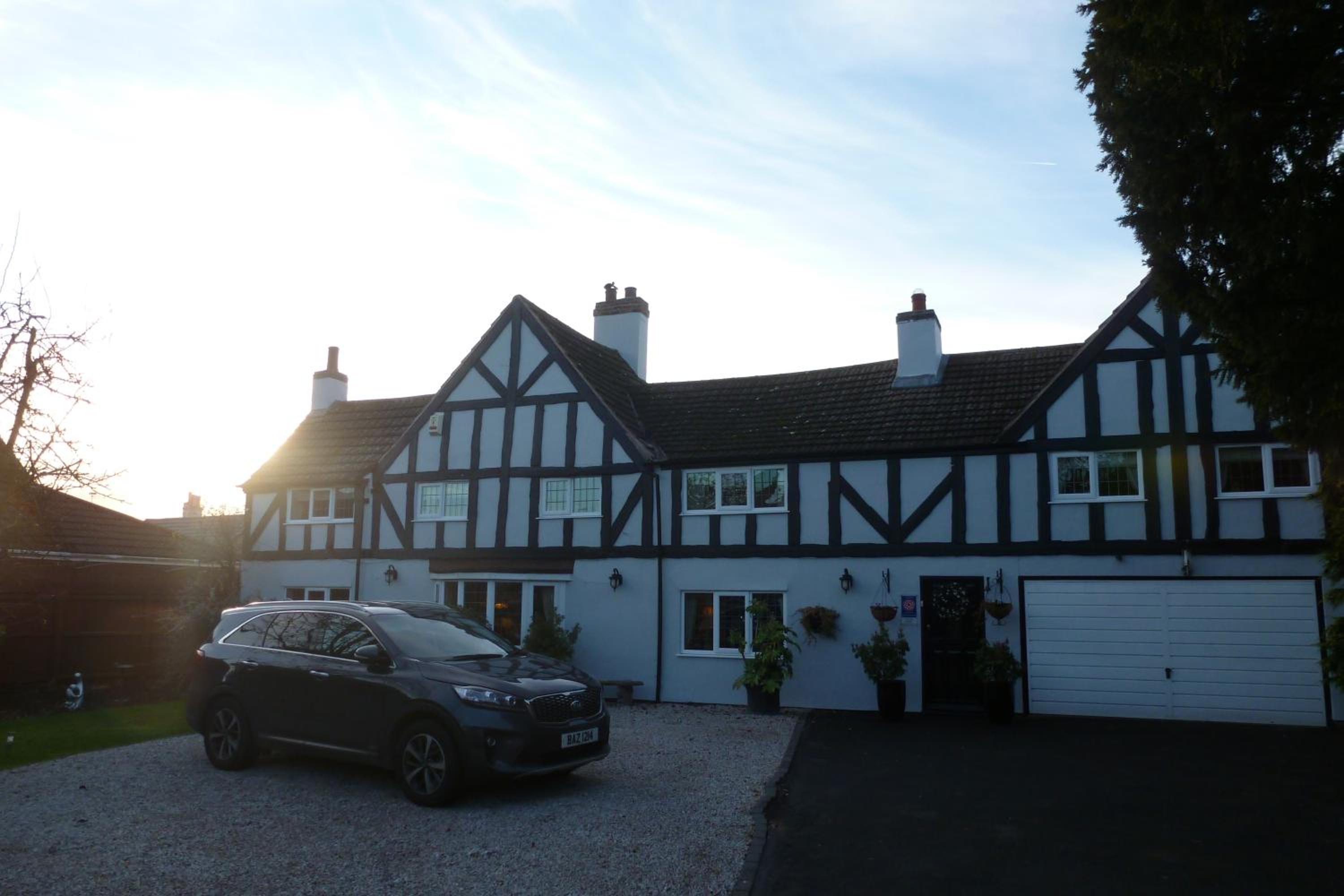 Hotel Newark Lodge Guest House - Image 1