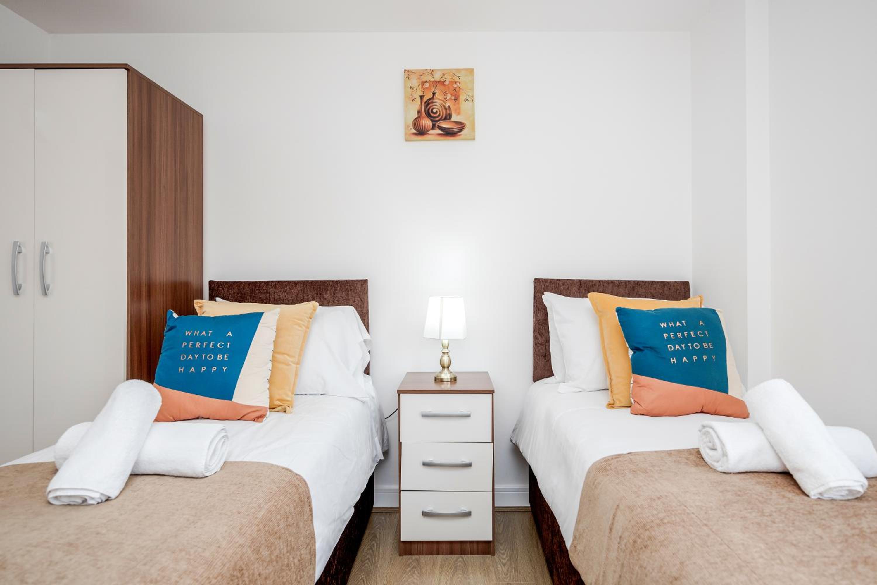 Impeccable 2-Bed Apartment in Romford view 2