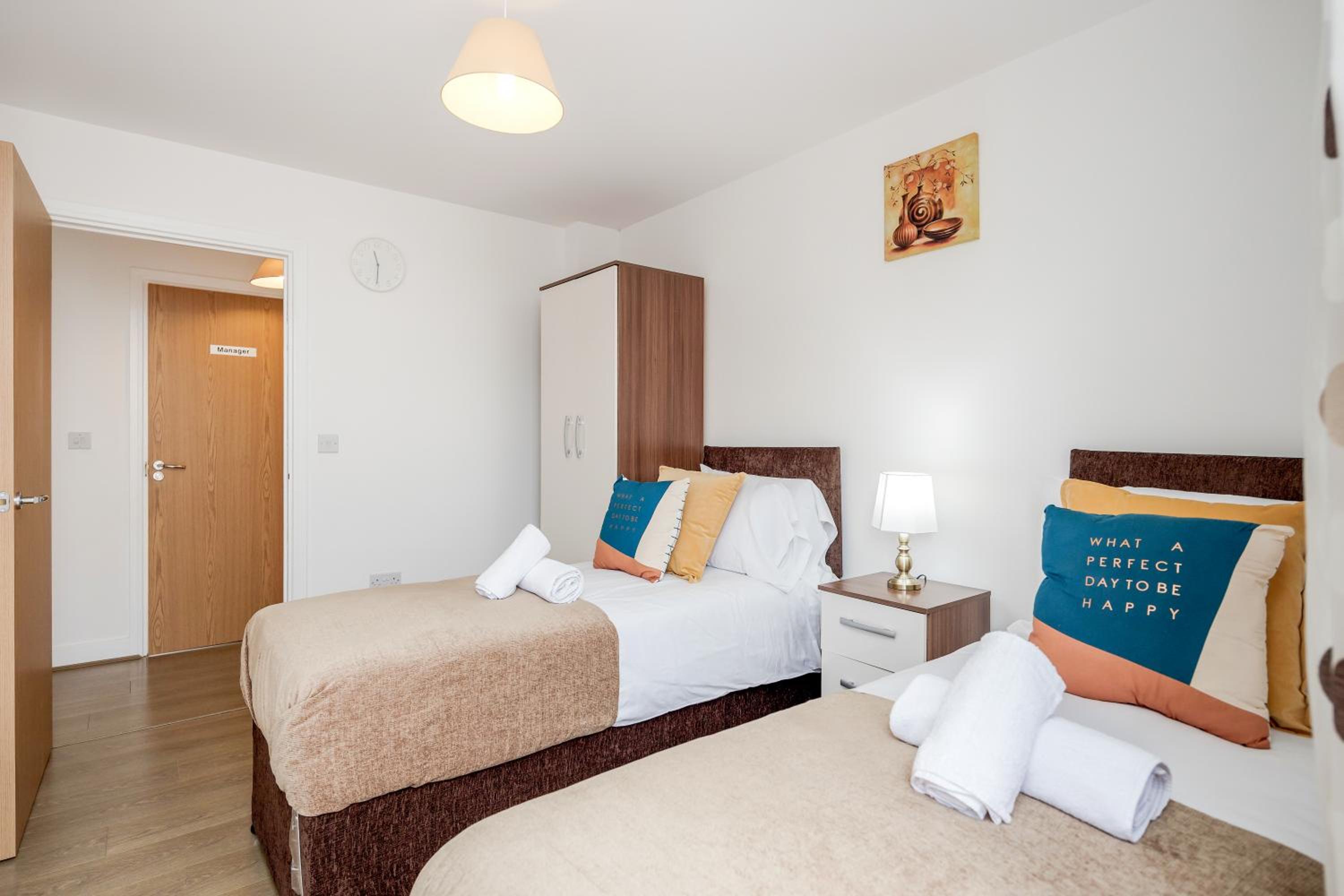 Impeccable 2-Bed Apartment in Romford view 4