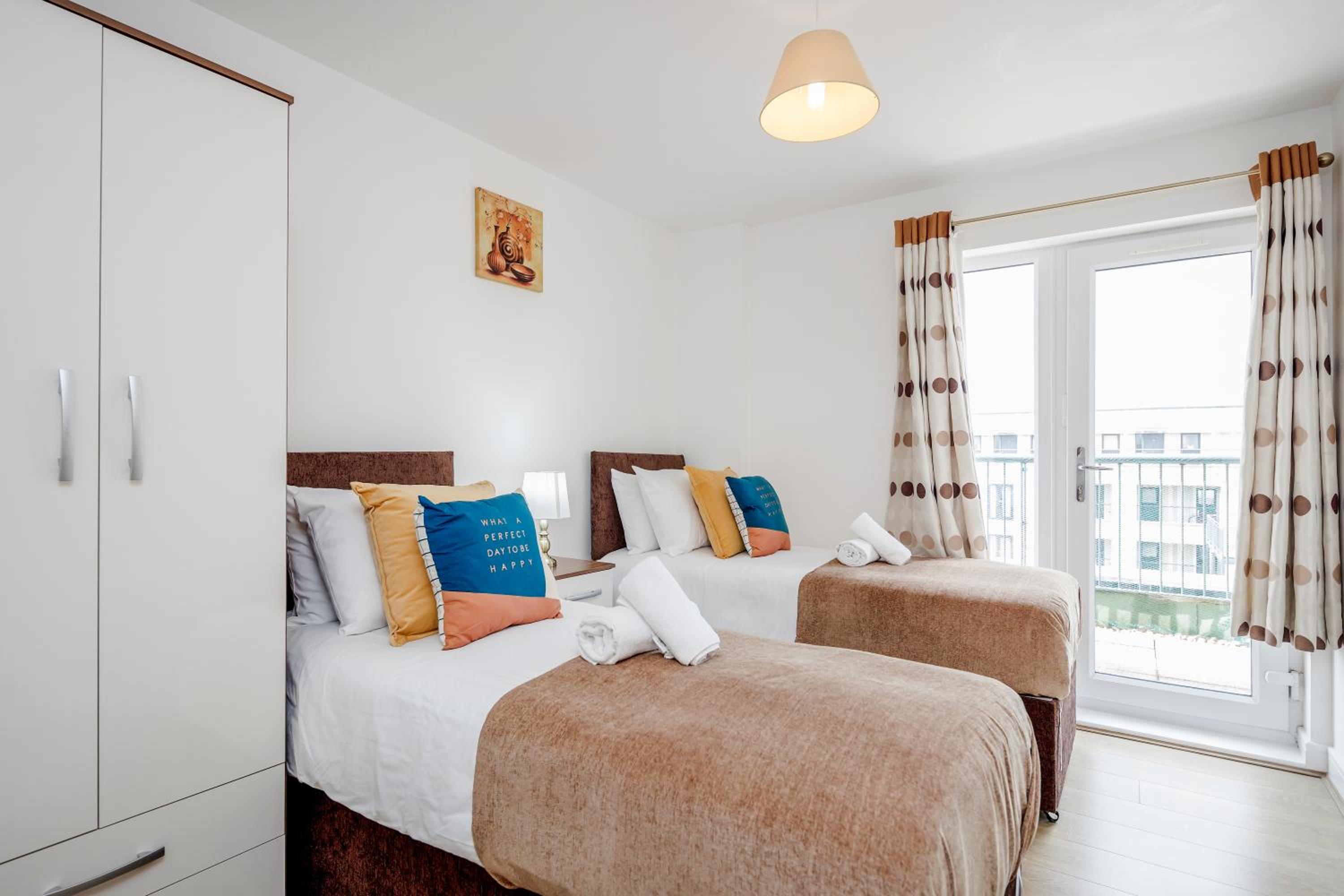 Impeccable 2-Bed Apartment in Romford view 3