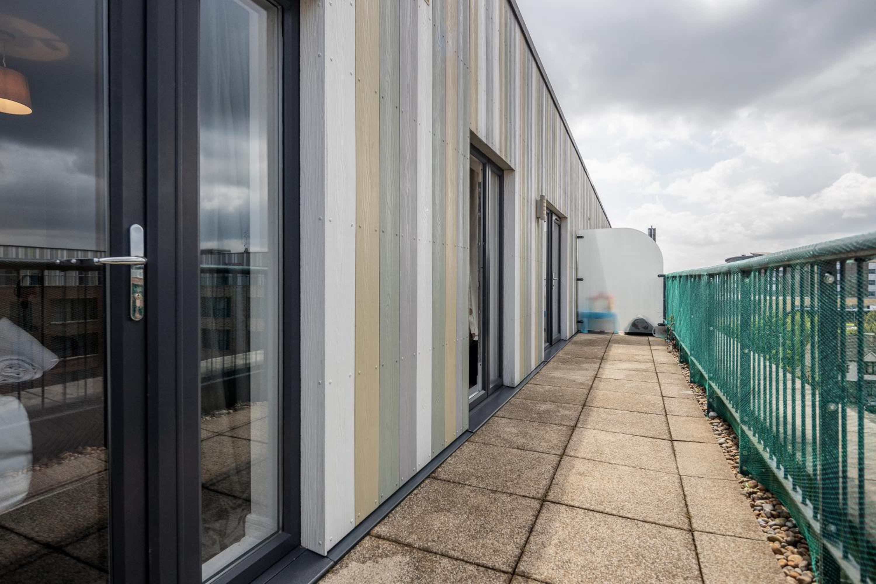 Impeccable 2-Bed Apartment in Romford view 5