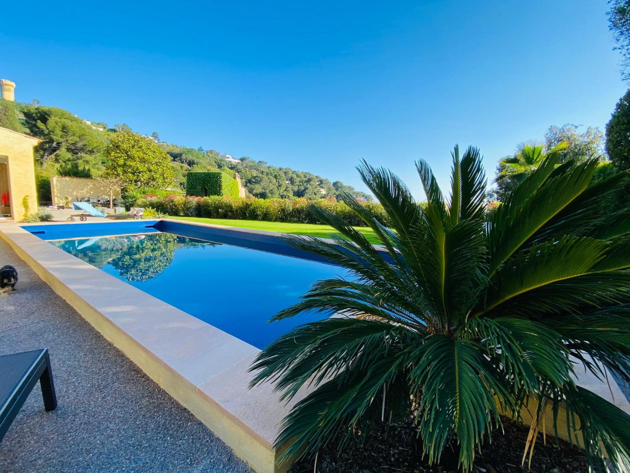 Luxury villa in Cannes with swimming pool & sea view photo 3