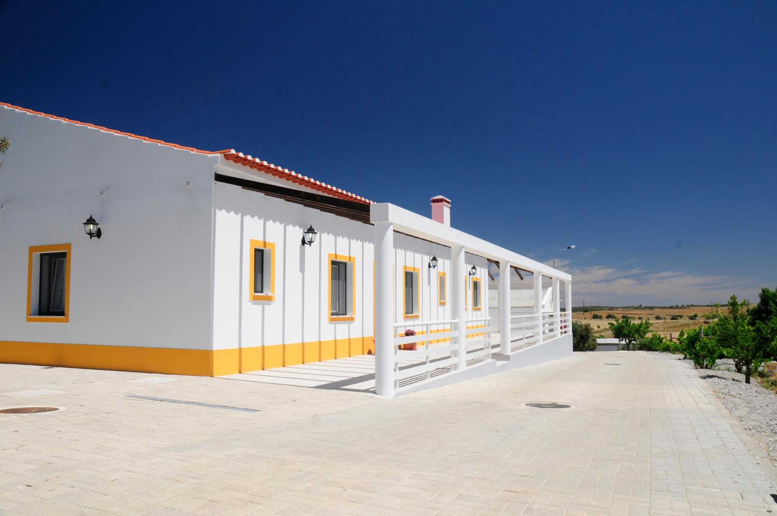 Hotel Corvos e Cadavais - Image 1