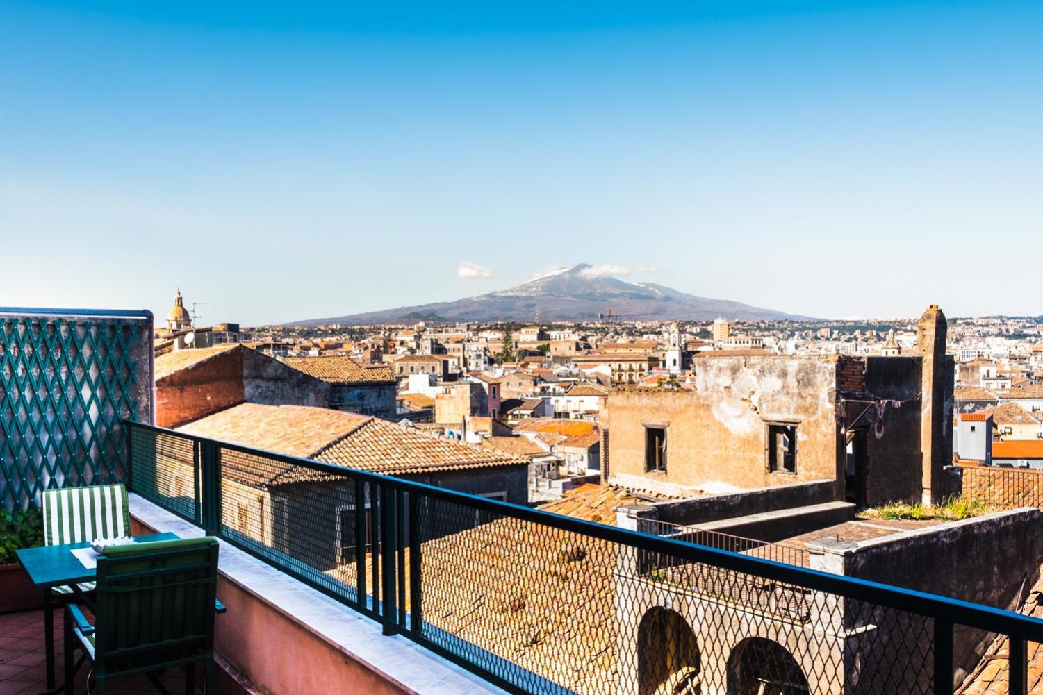 Terrazza con vista Etna e centro storico by Wonderful Italy view 2