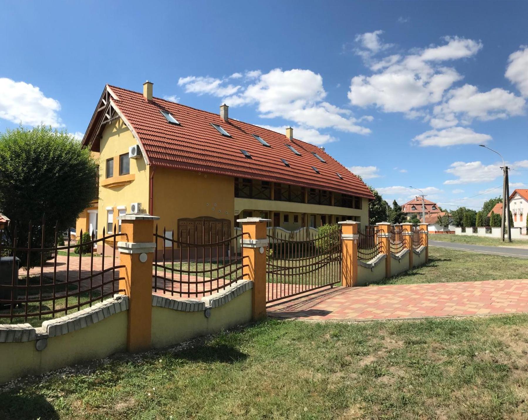 Hotel Pitypang Apartman - Image 1