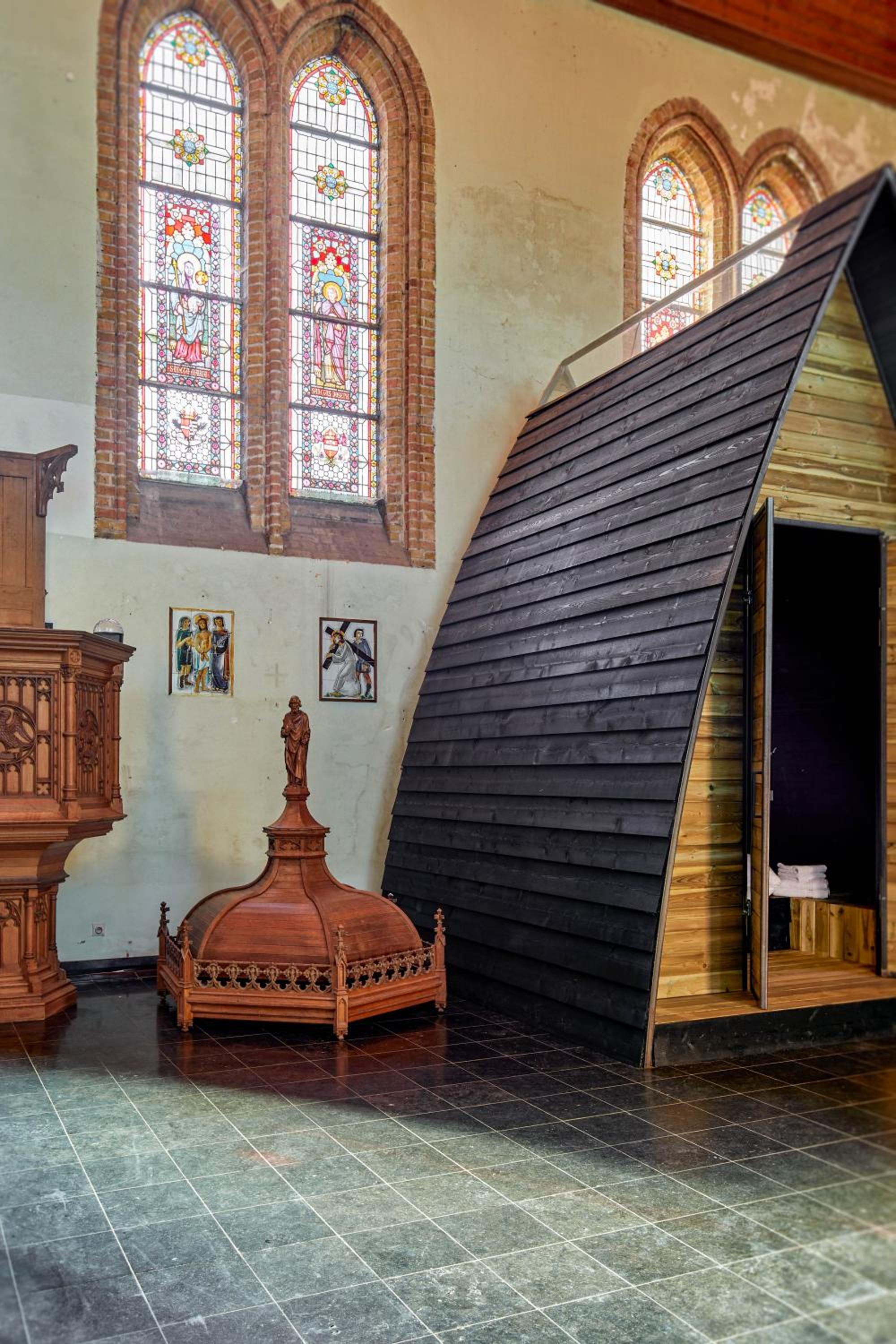 Sleeping in a Church - Bed & Bar Tolomeus