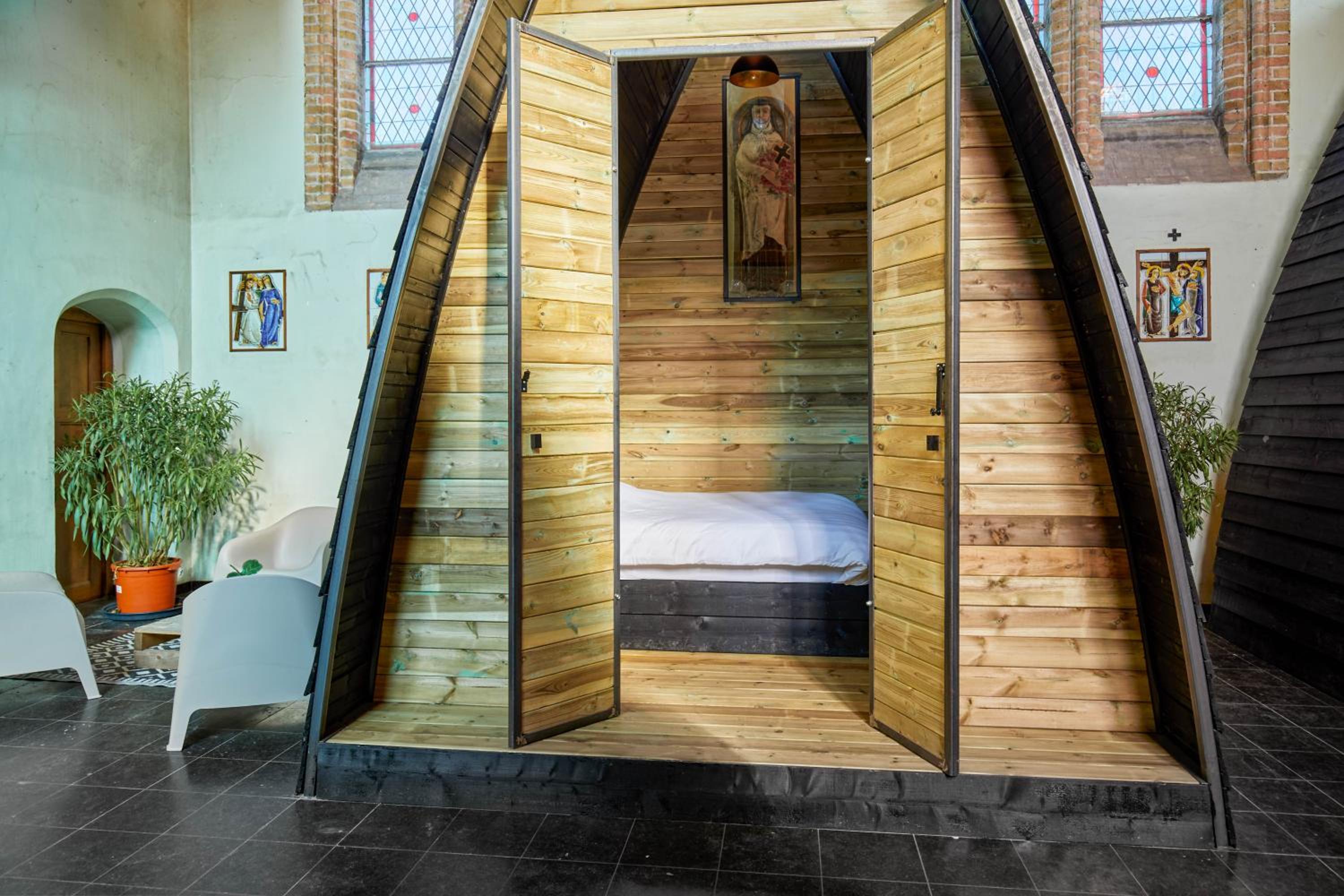 Sleeping in a Church - Bed & Bar Tolomeus